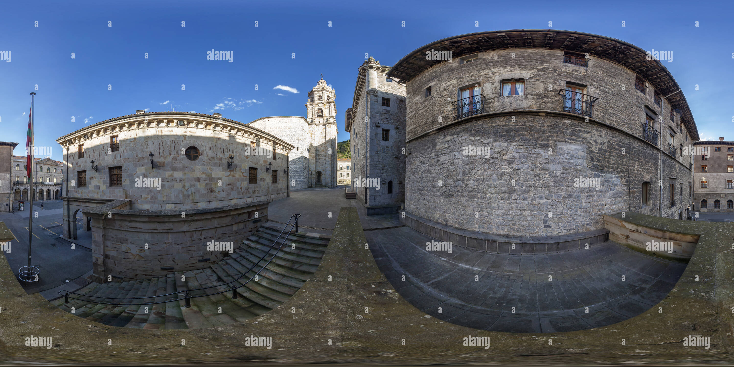 360 Grad Panorama Ansicht von San Pedro Kirche und Rathaus. Bergara. Spanien