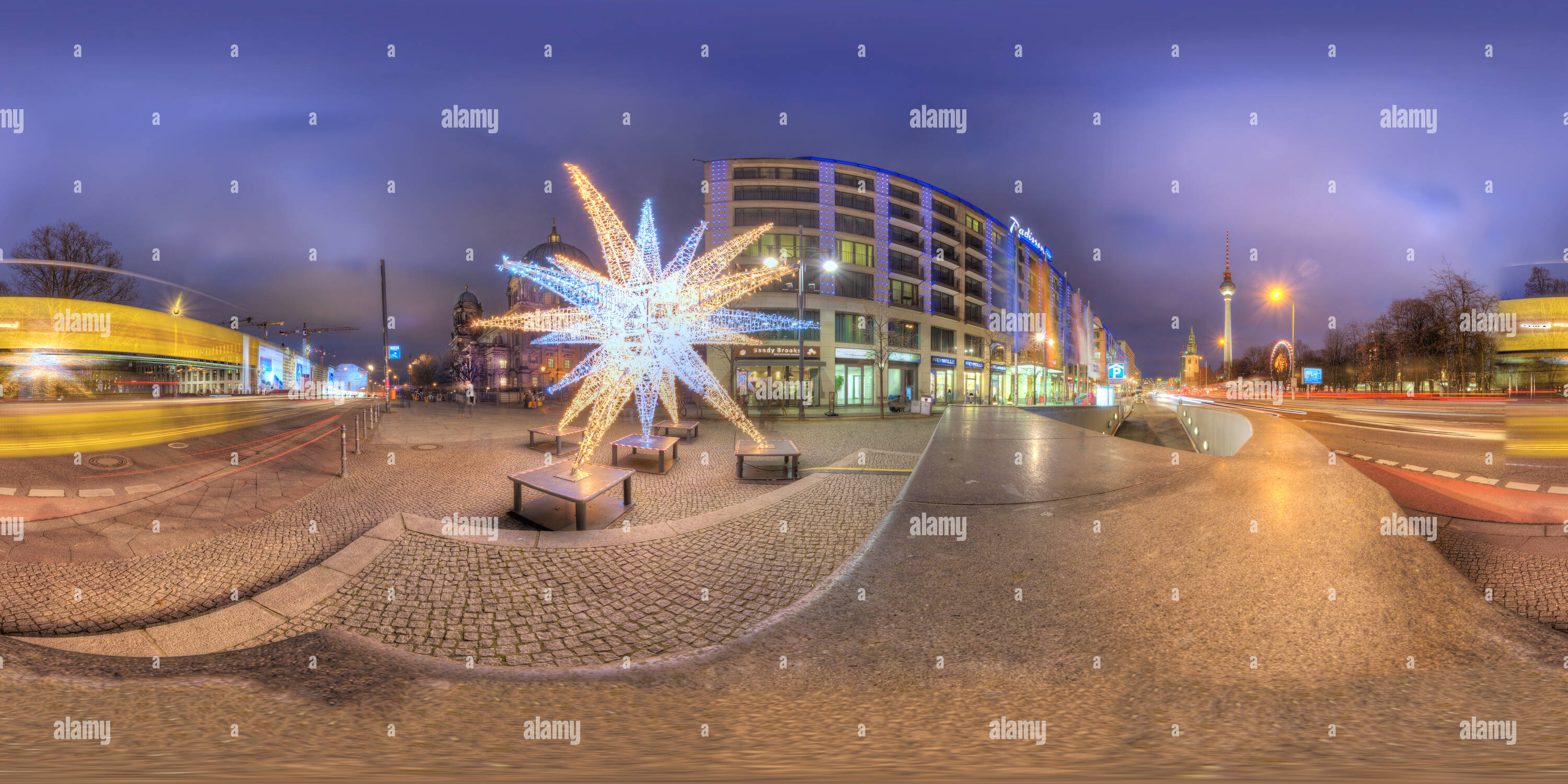 360 Grad Panorama Ansicht von Karl Liebknecht Straße in Weihnachten. Berlin