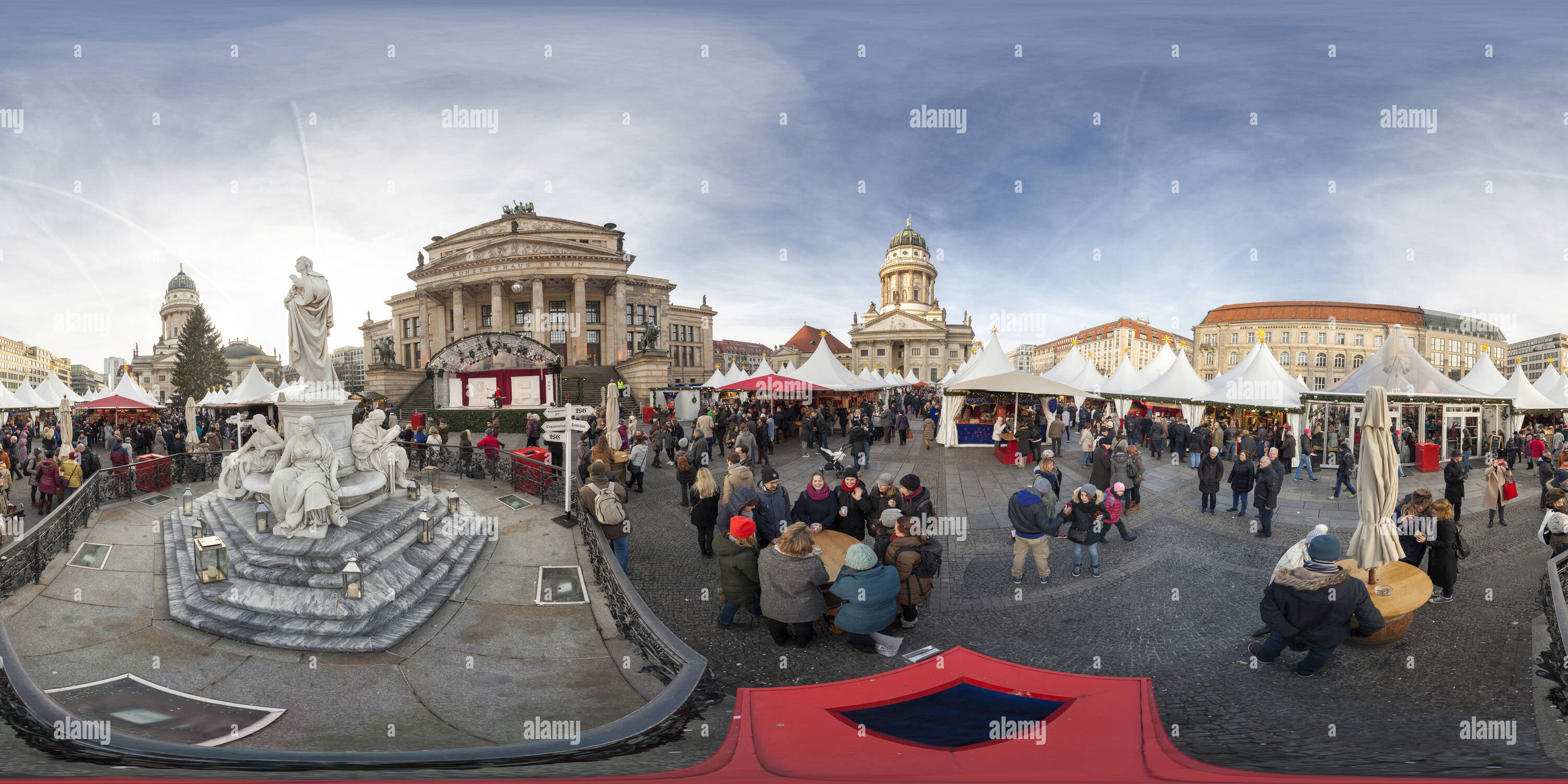 360 Grad Panorama Ansicht von Weihnachtsmarkt am Gendarmenmarkt. Berlin