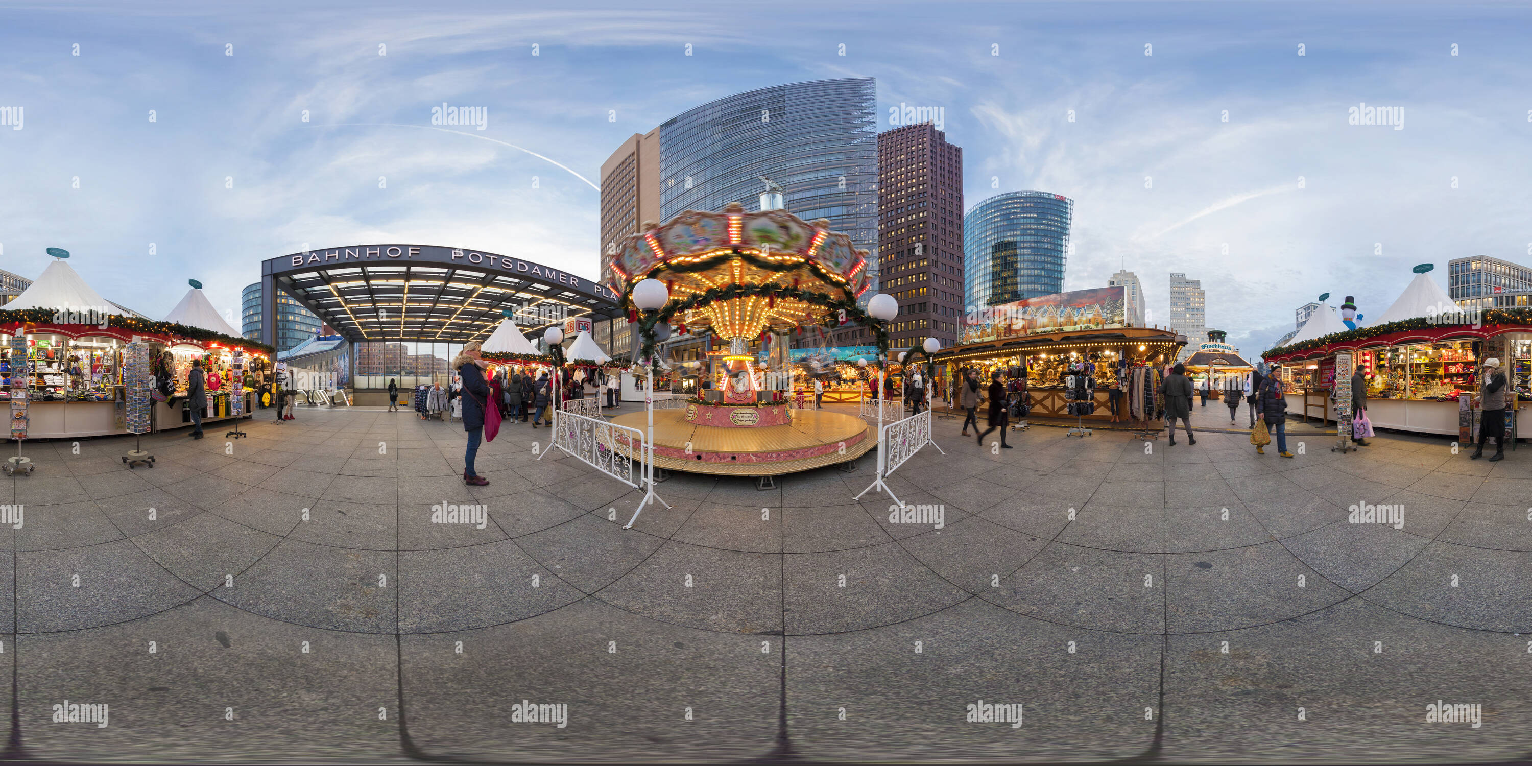 360 Grad Panorama Ansicht von Karussell und Weihnachtsmarkt am Potsdamer Platz. Berlin