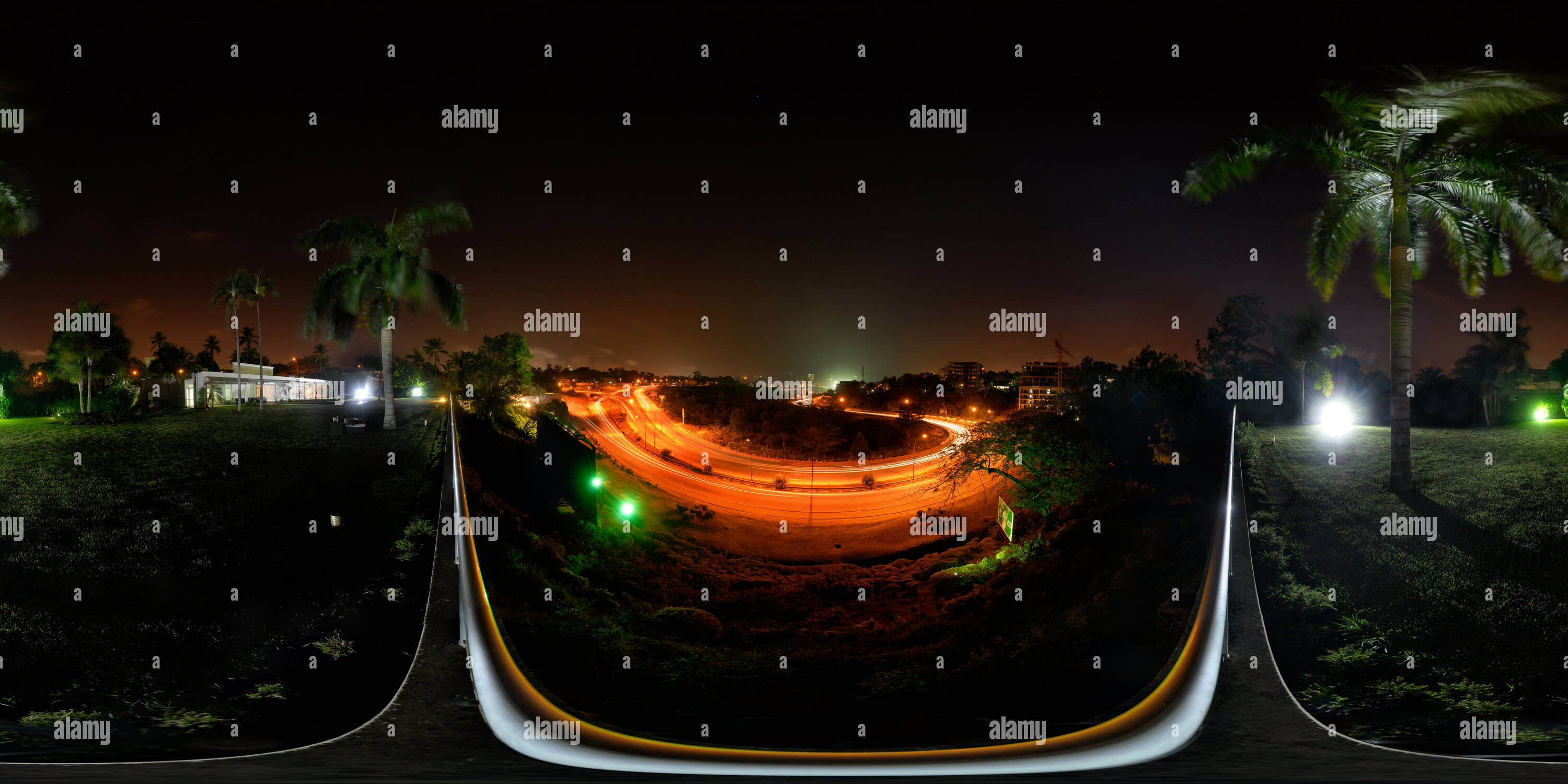 360 Grad Panorama Ansicht von Boulevard de France bei Nacht, Abidjan