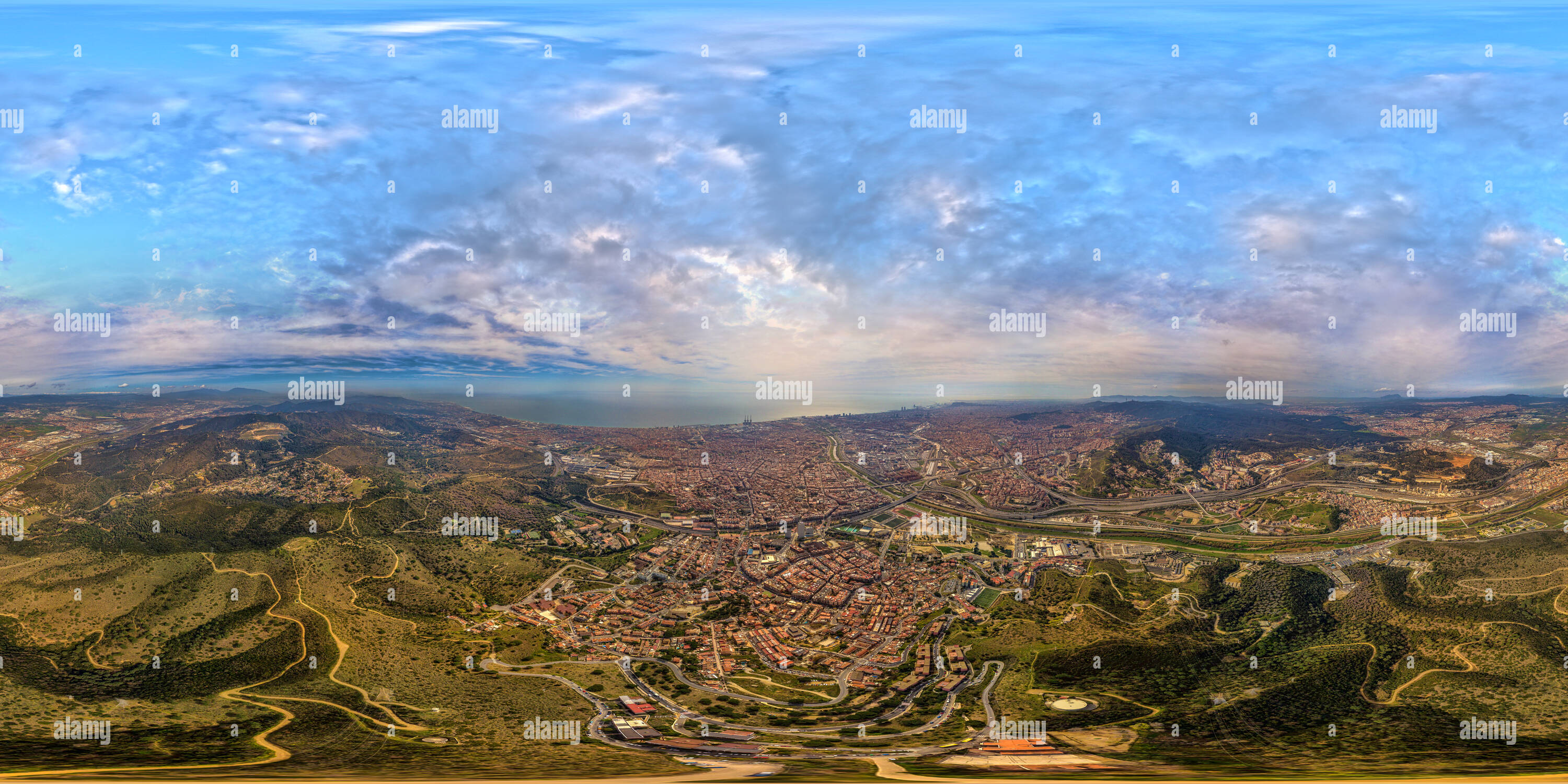 360 Grad Panorama Ansicht von Singuerlín, Santa Coloma de Gramanet. BCN in Anbetracht der Drohne.