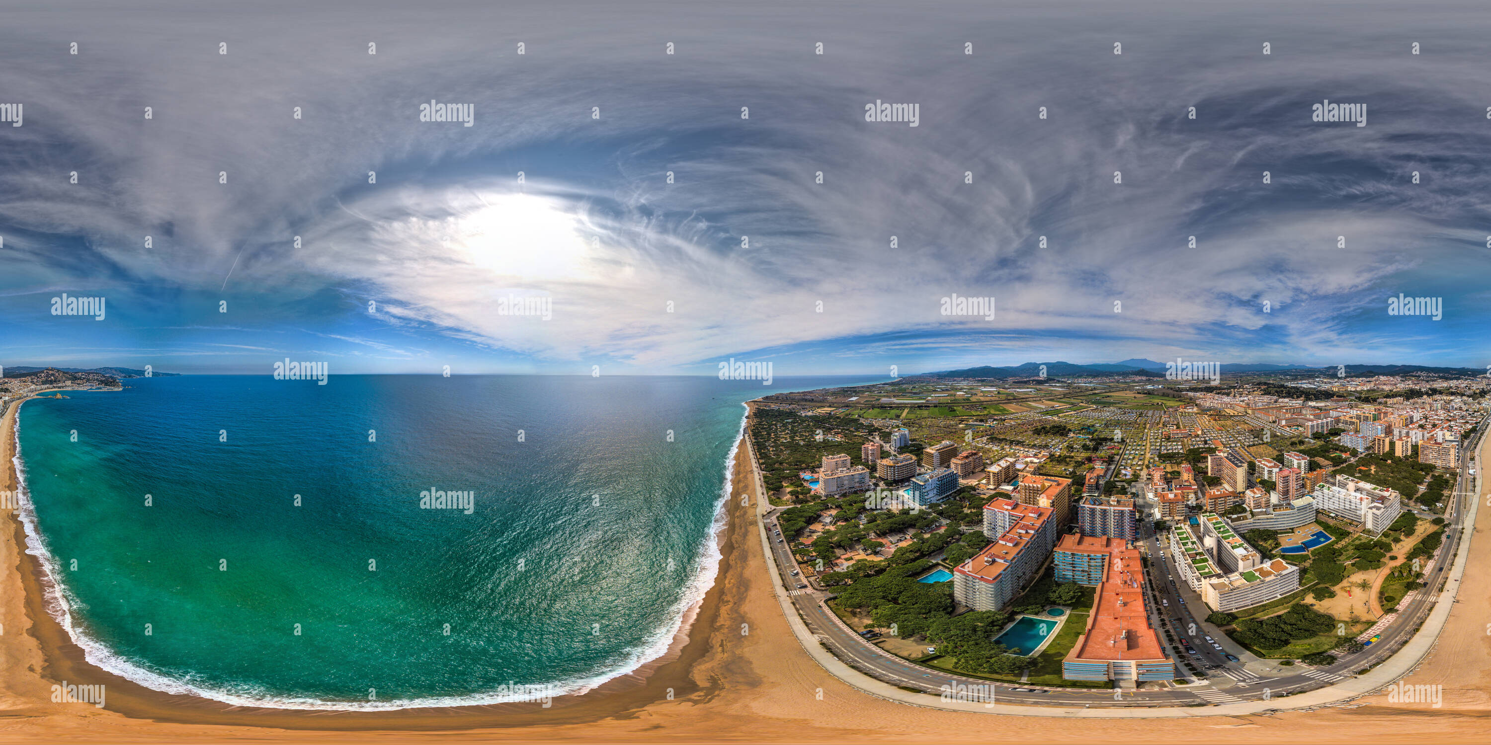 360 Grad Panorama Ansicht von Girona, im Hinblick auf die Drohne. Playa de Sabanell, Blanes.