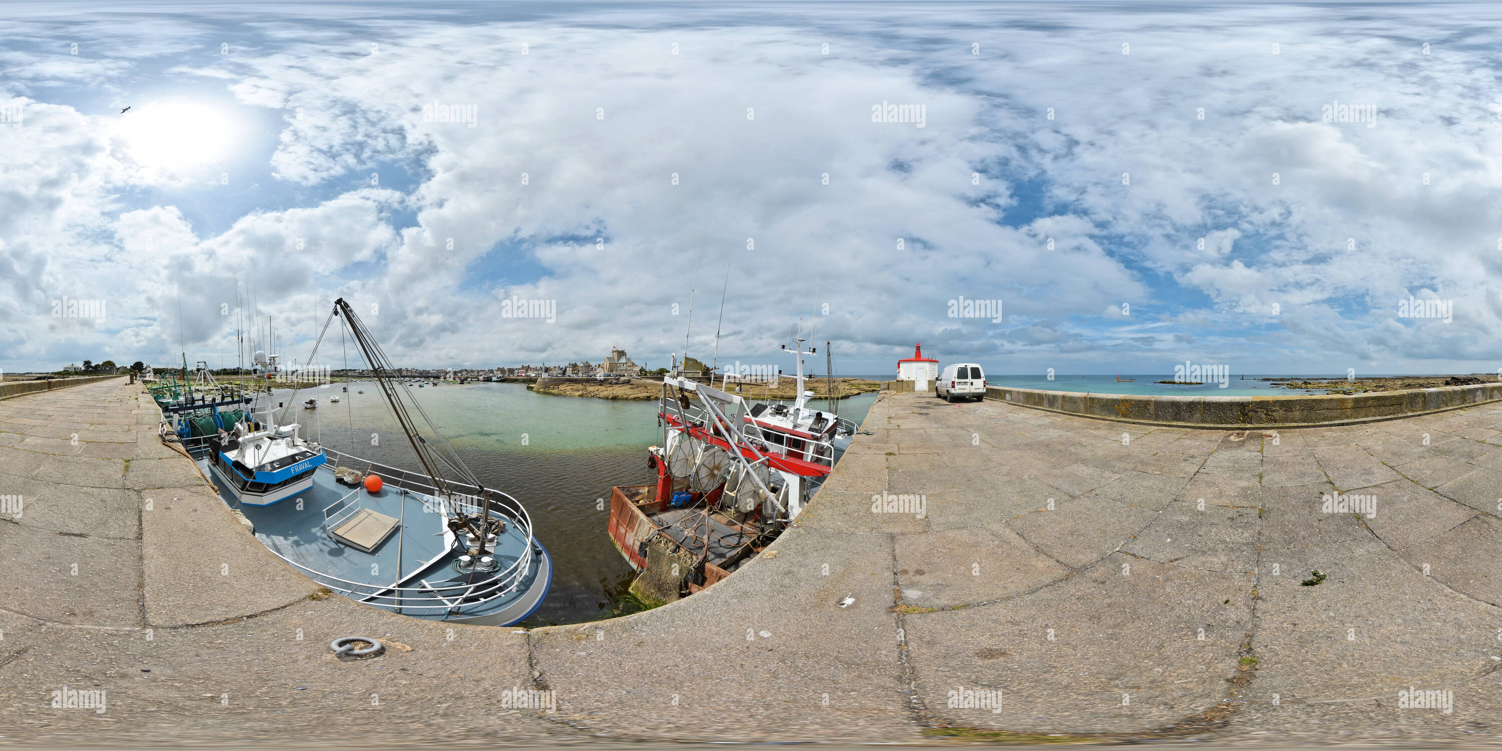 360 Grad Panorama Ansicht von Chalutiers et Jetée du Port de Barfleur - Frankreich