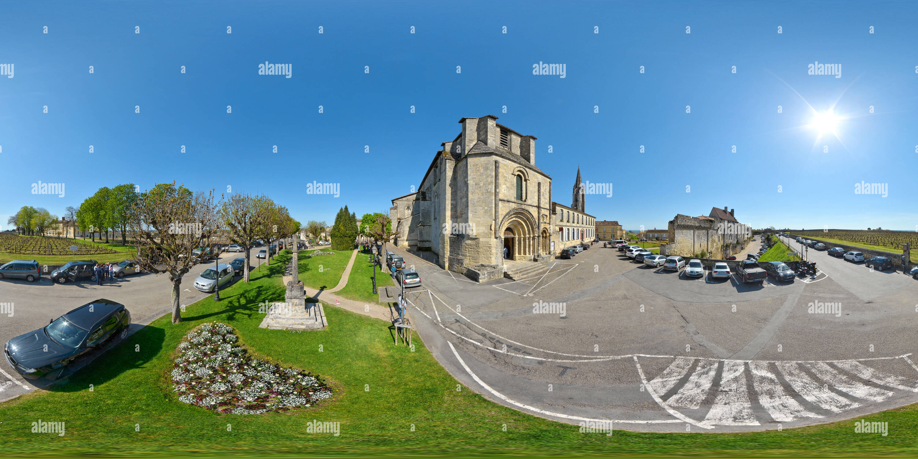 360 Grad Panorama Ansicht von Fassade de l'église Collégiale de Saint Emilion - Frankreich