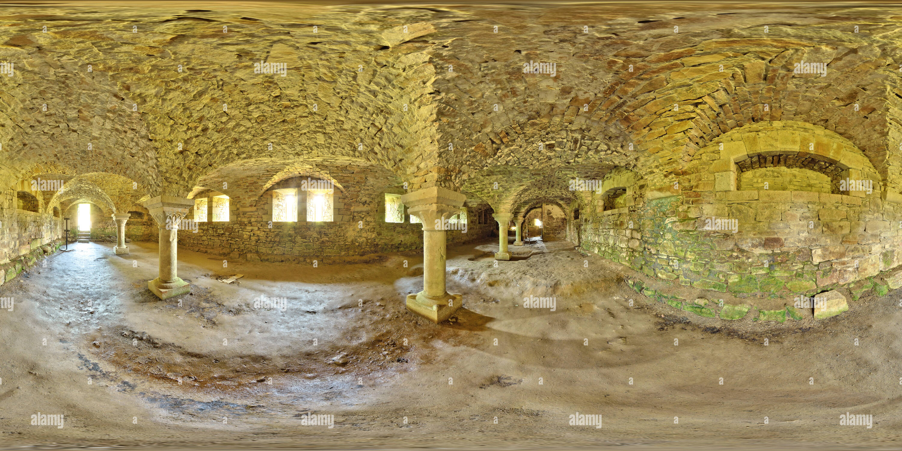 360 Grad Panorama Ansicht von Colonnes du Cellier de l'Abbaye de La Luzern - Frankreich