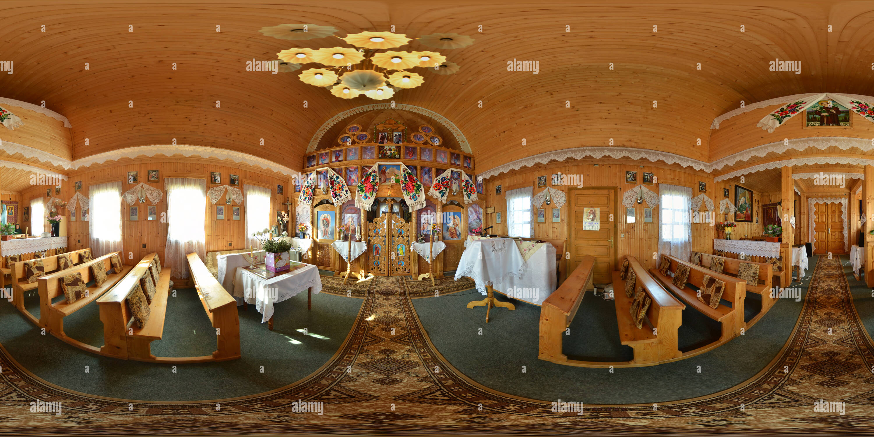 360 Grad Panorama Ansicht von "Sfintii Petru si Pavel" (St. Peter und Paul) Holzkirche, die Preluca Noua, Rumänien