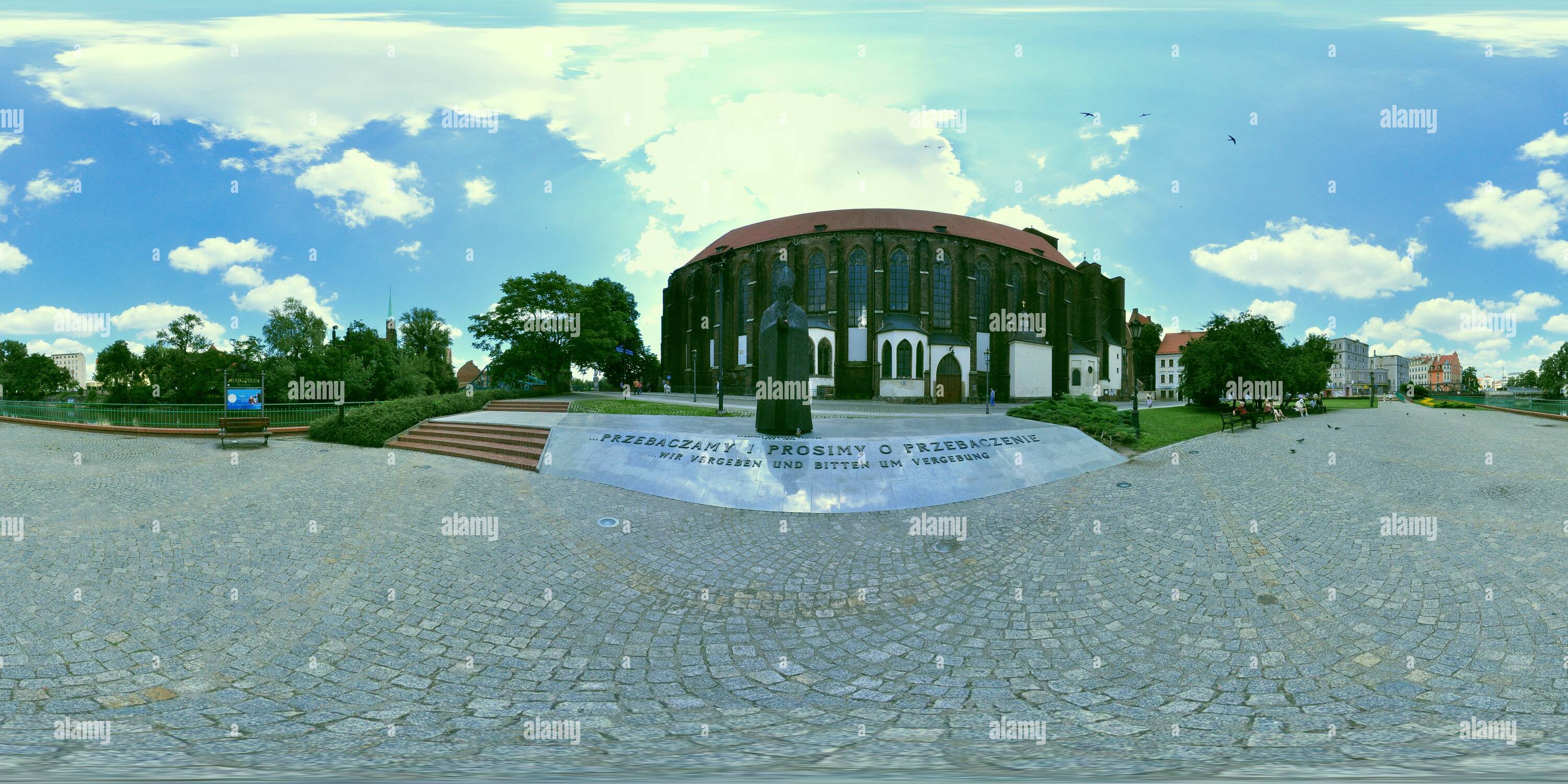 360 Grad Panorama Ansicht von Breslau (Wroclaw) - Statue von Kardinal Boleslaw Kominek