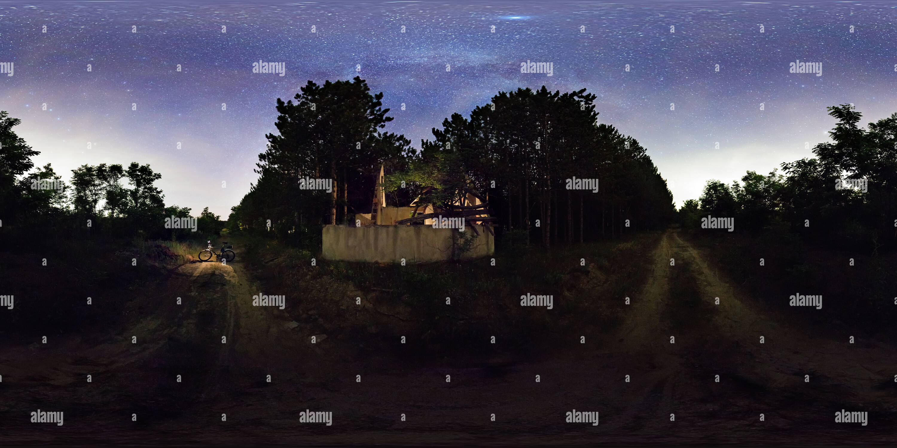 360 Grad Panorama Ansicht von Hütte im Wald
