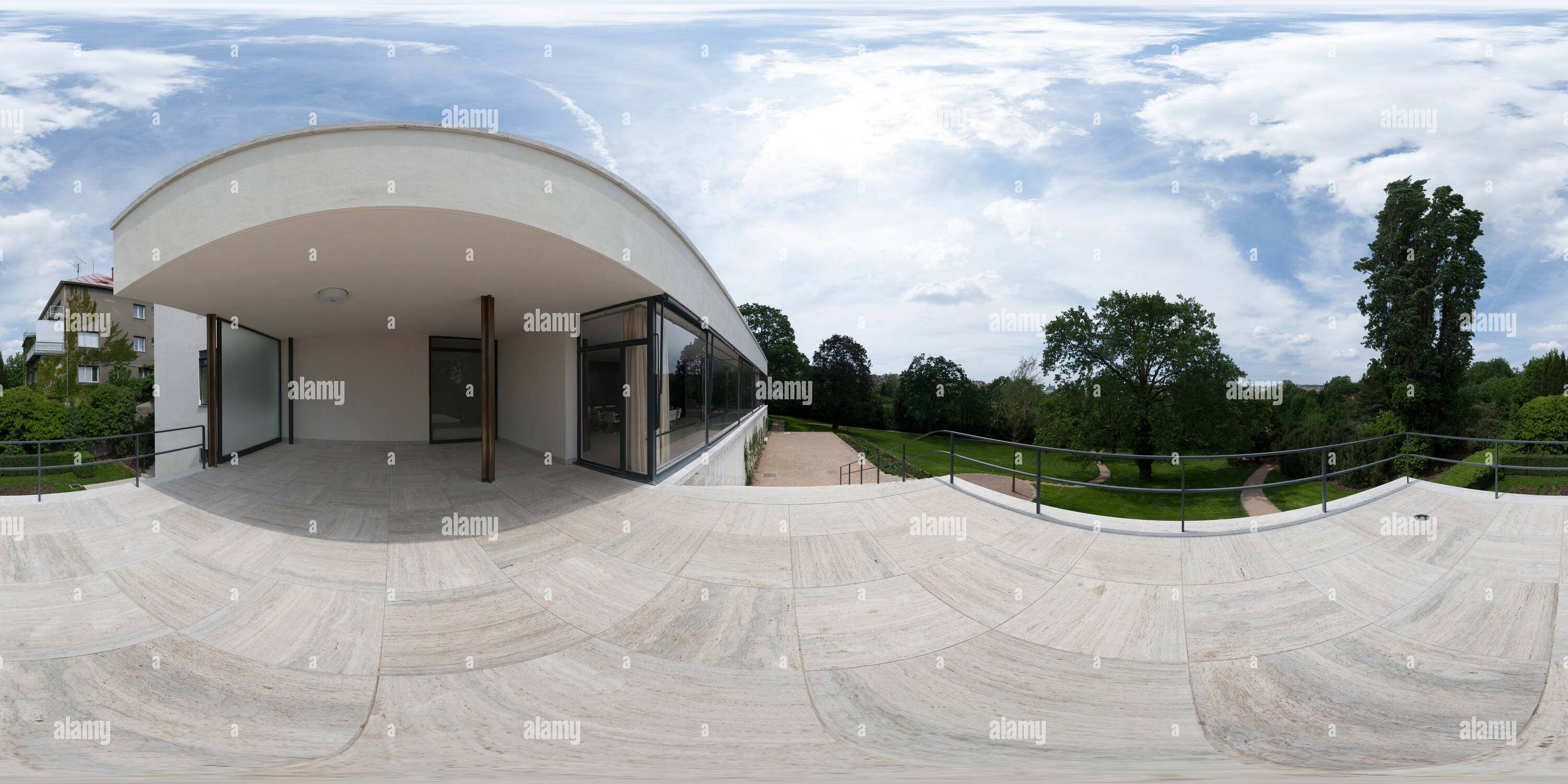 360 Grad Panorama Ansicht von Villa Tugendhat - untere Terrasse (UNESCO Weltkulturerbe)