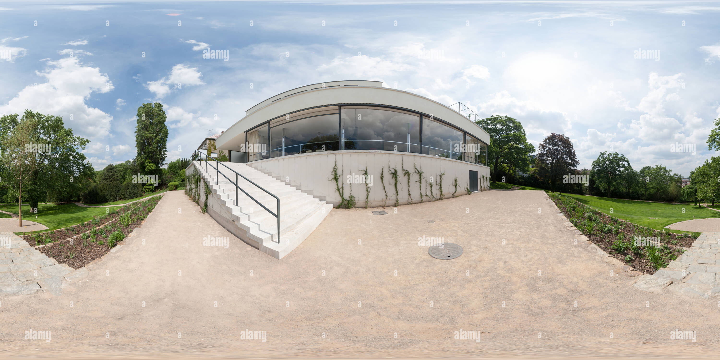 360 Grad Panorama Ansicht von Villa Tugendhat - Oberen Teil des Gartens (UNESCO Weltkulturerbe)