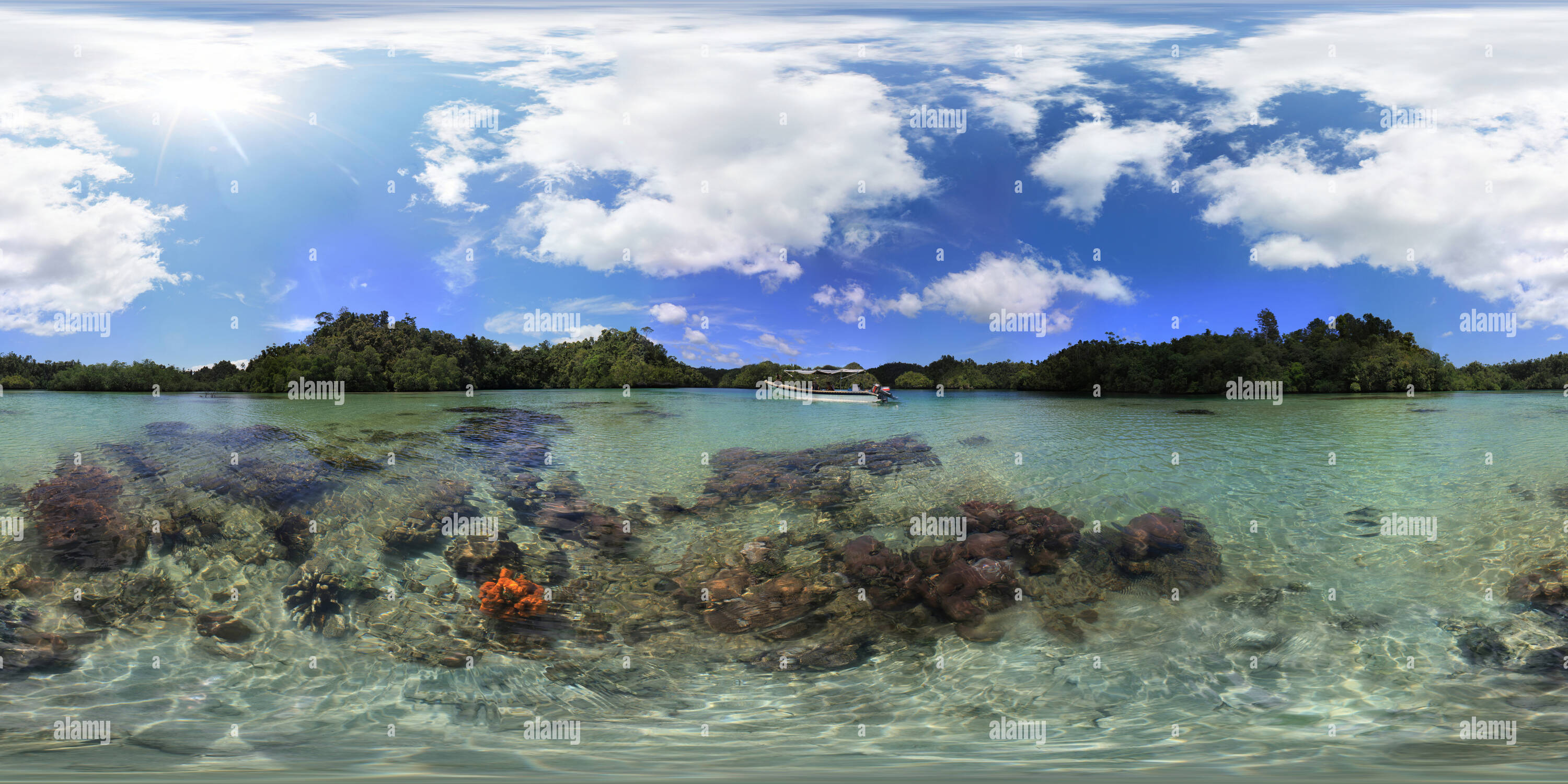 360 Grad Panorama Ansicht von Indonesien - Raja Ampat Inseln - Pulau Gam, versteckte Bucht [Version mit Boot]