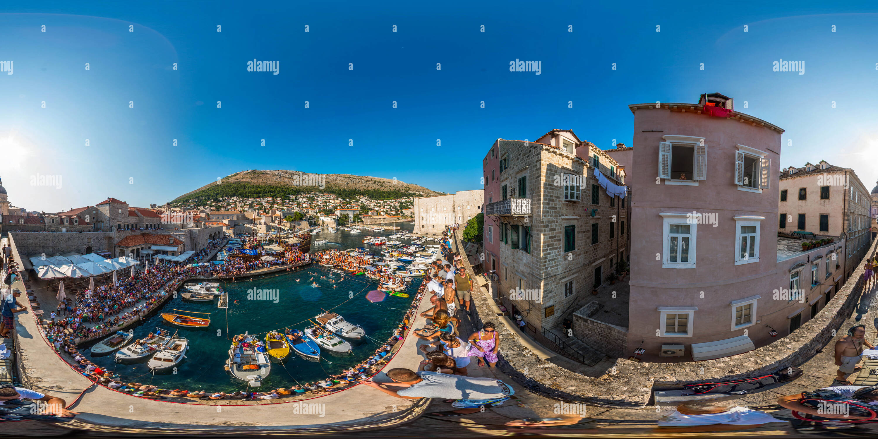 360 Grad Panorama Ansicht von Wasserball im Alten Hafen