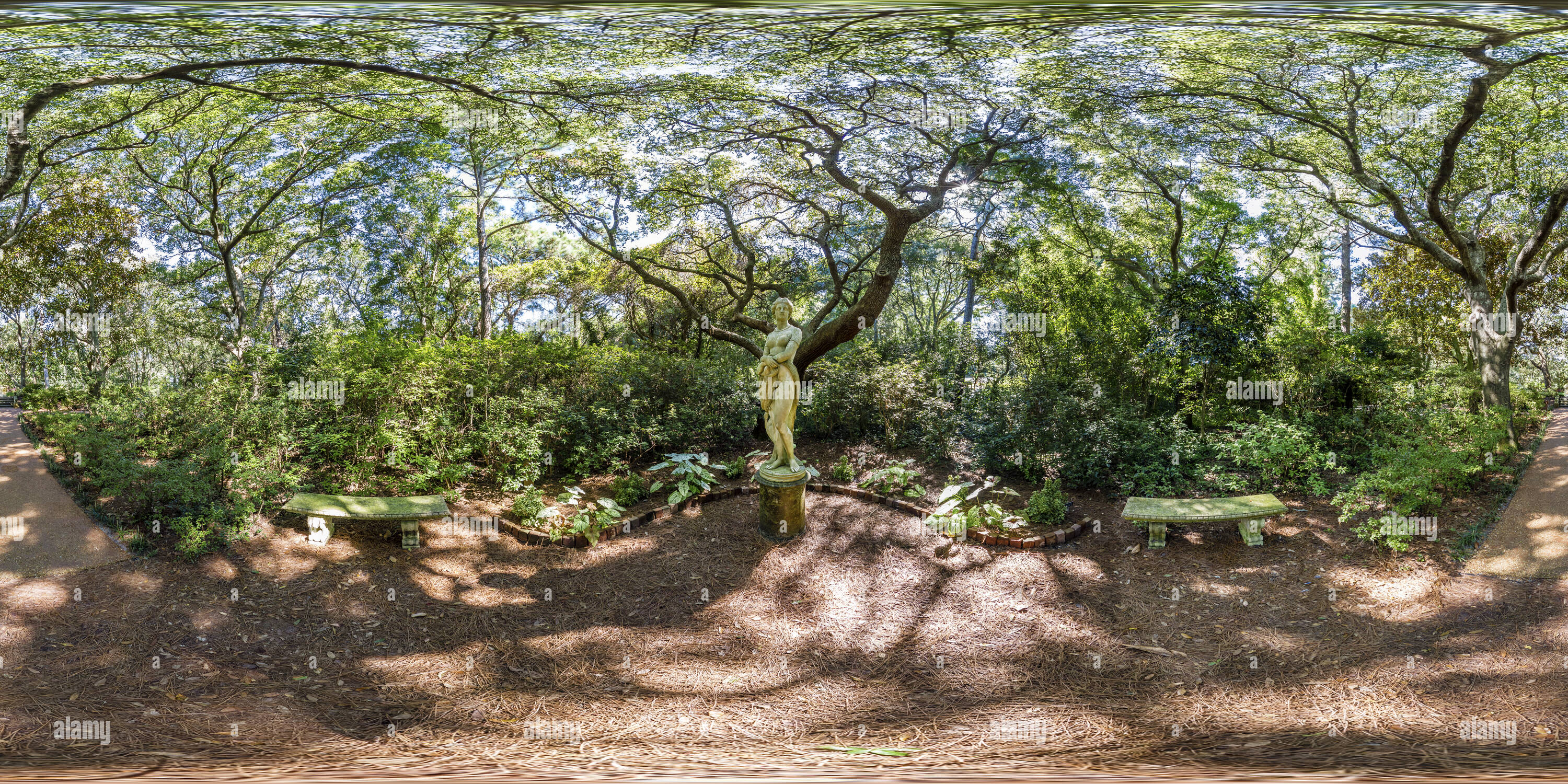 360 Grad Panorama Ansicht von Virginia trauen Statue im Elisabethanischen Gärten