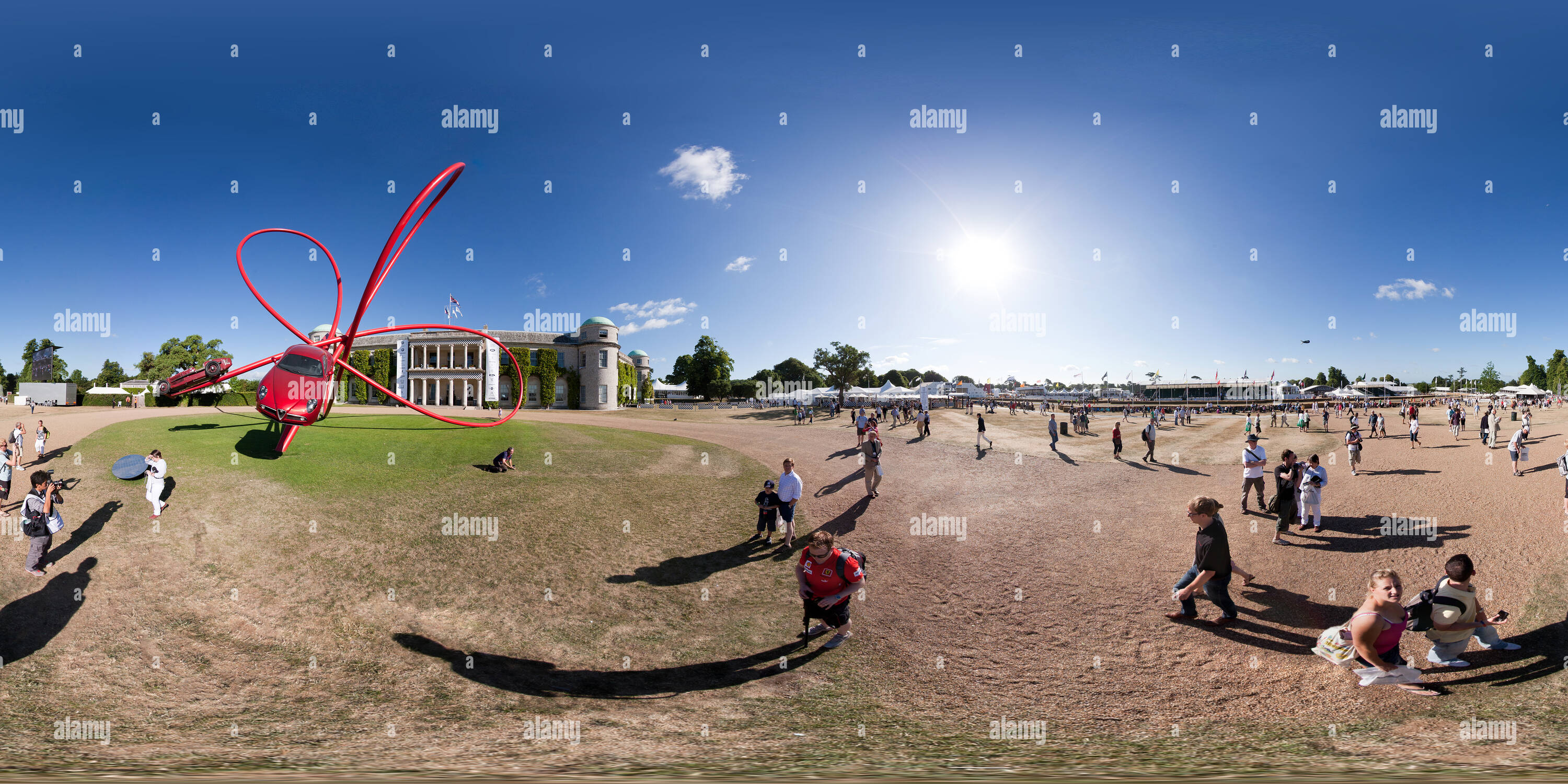 360 Grad Panorama Ansicht von 100-jähriges Jubiläum Anzeige von Alfa Romeo außerhalb Goodwood House