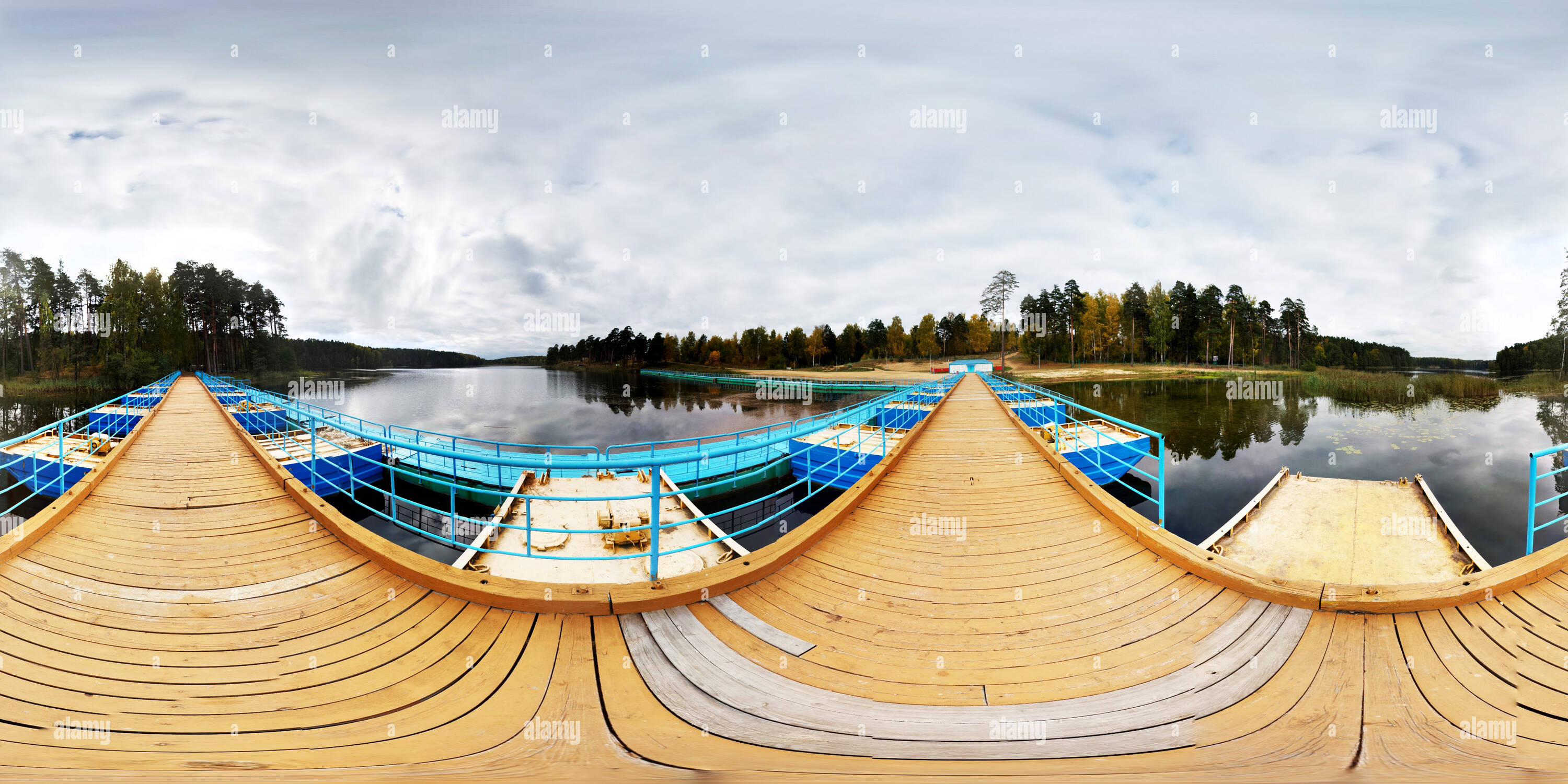 360 Grad Panorama Ansicht von Pontoon Bridge auf die Insel am See Schibot. GP Borovka, Witebsk, Lepel Bezirk. 360° Sphärisches Panorama.