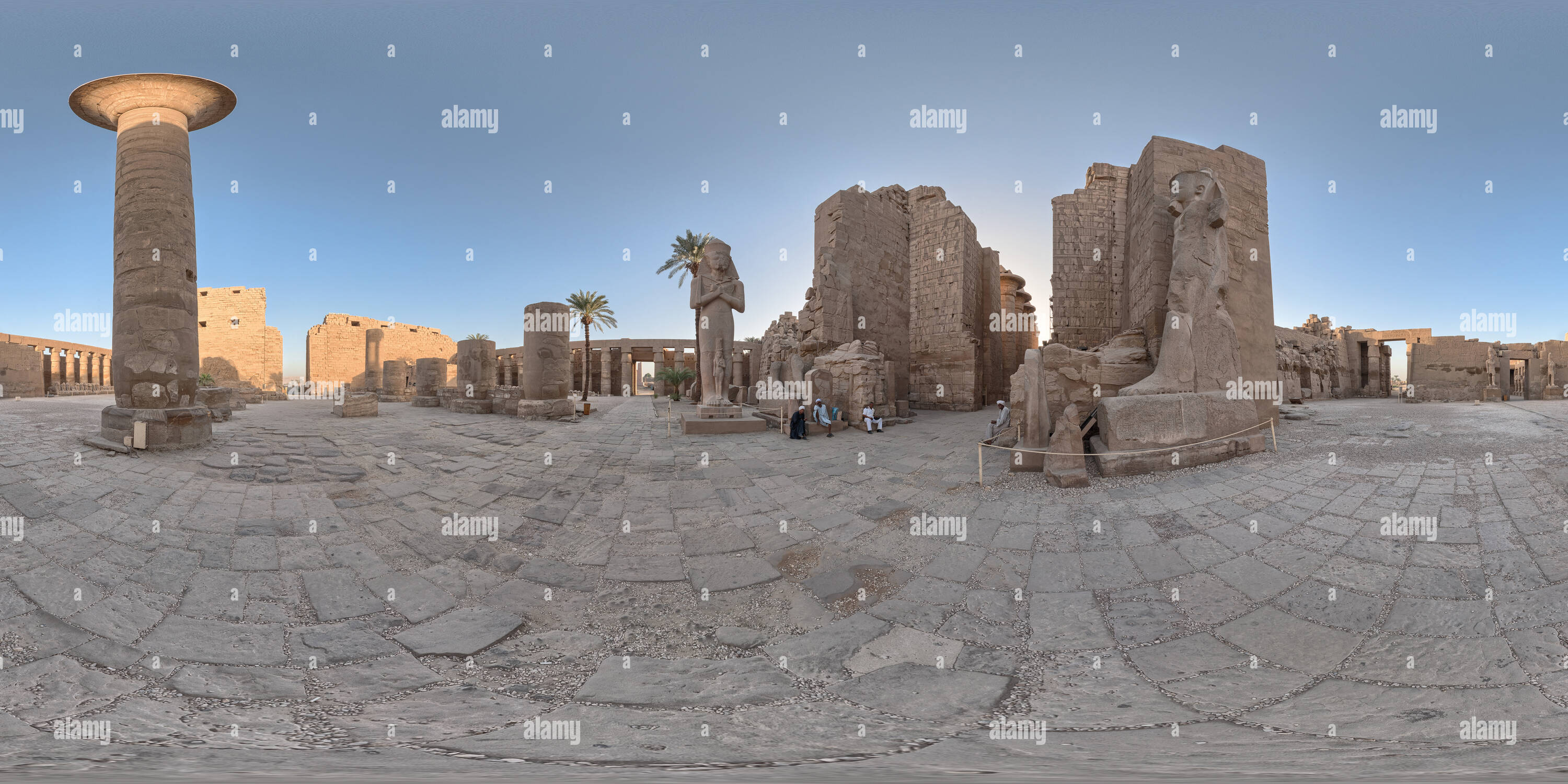 360 Grad Panorama Ansicht von Große Vorplatz des Bezirks des Amun-Re, Karnak Tempel