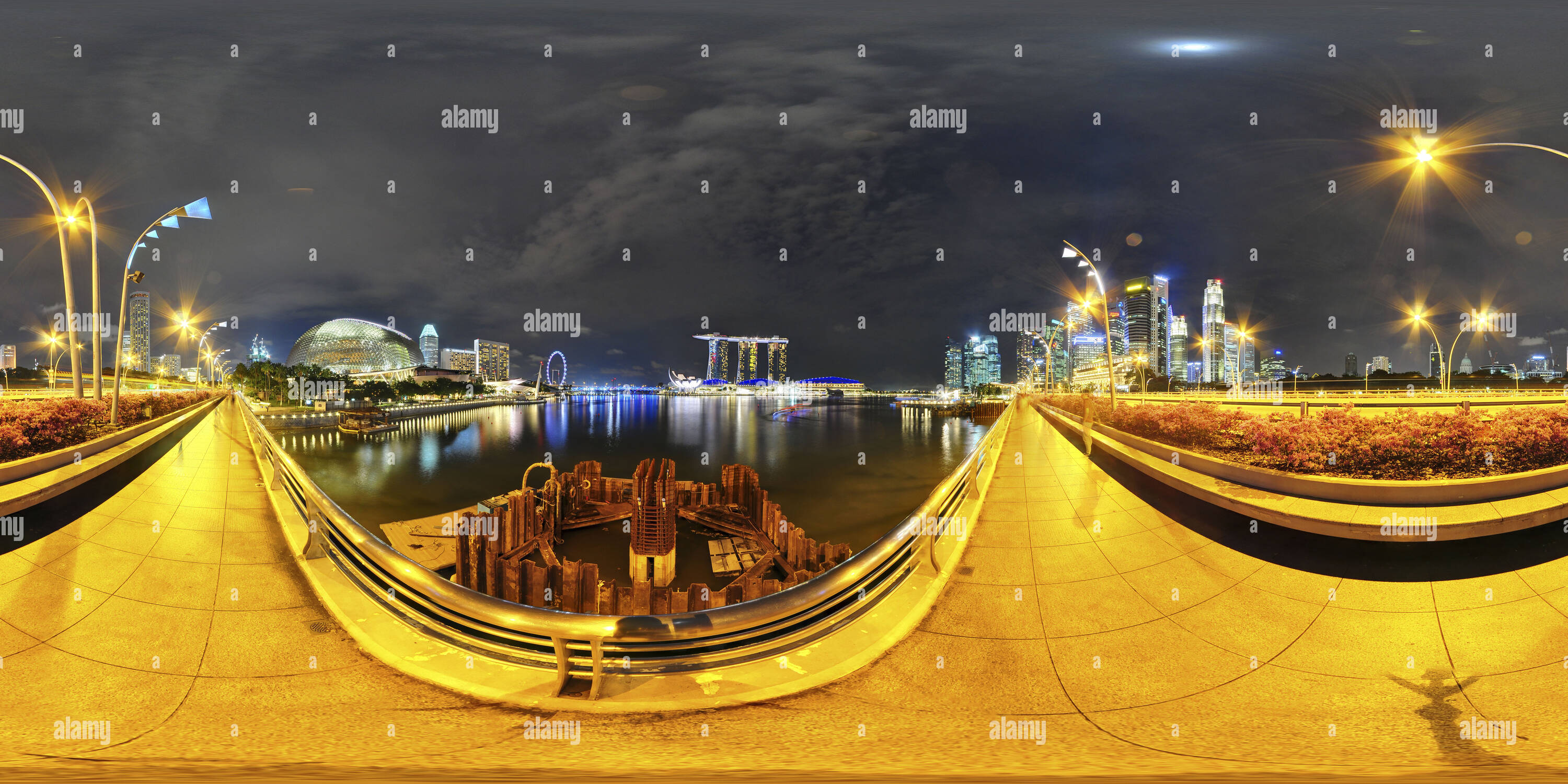 360 Grad Panorama Ansicht von Esplanade auf der Brücke bei Nacht