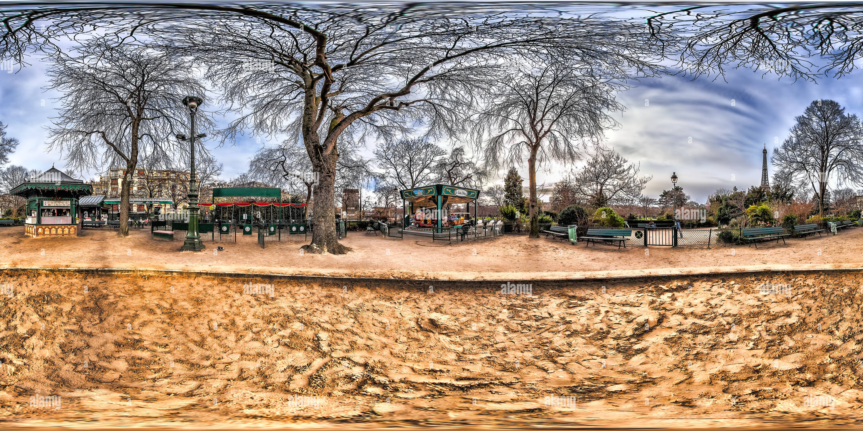 360 Grad Panorama Ansicht von 1900 Jahrhundert schwingt an Bonbonnière de Marie in Champ de Mars Garten