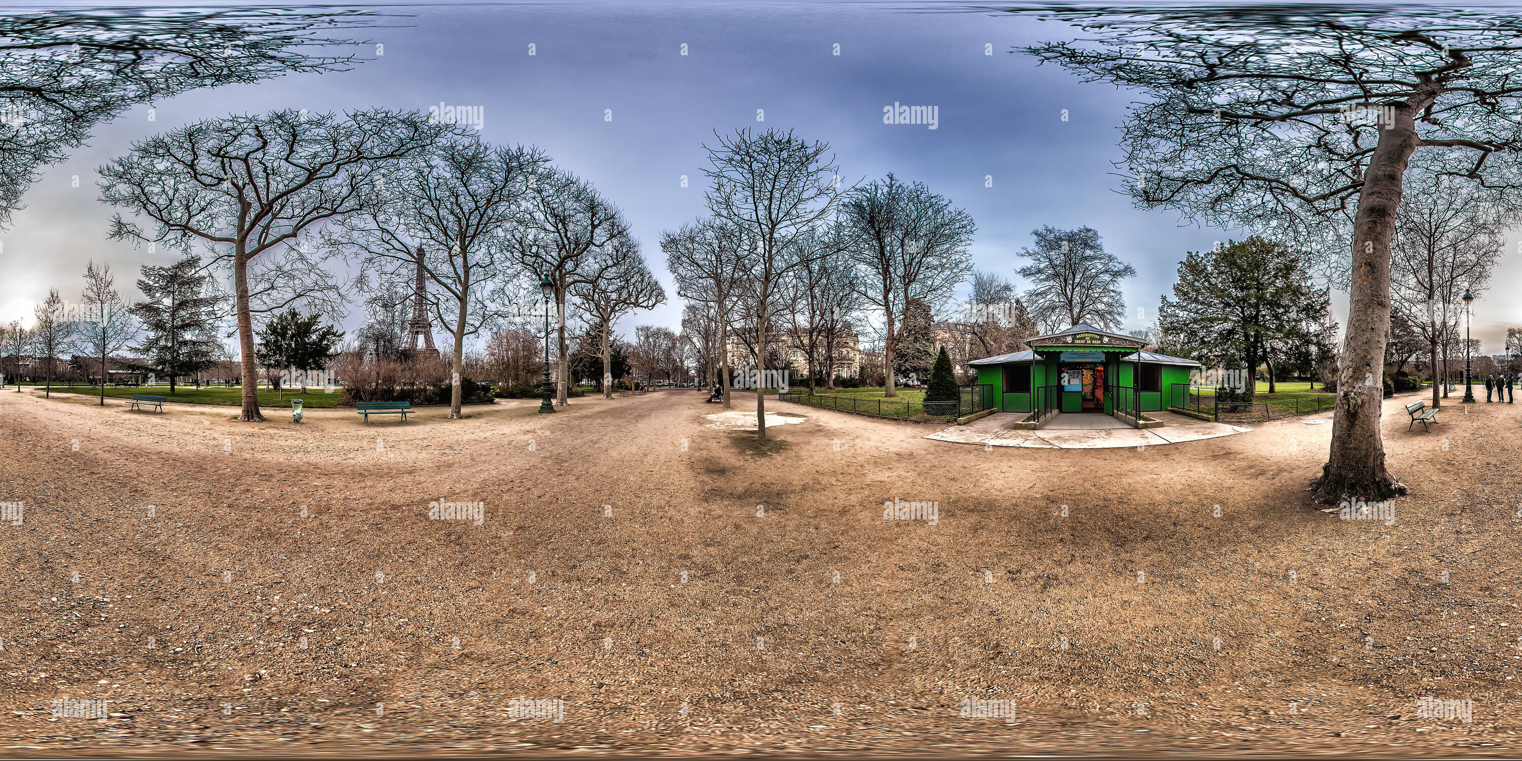 360 Grad Panorama Ansicht von Eingang zu Marionetten Theater am Champ de Mars Garten