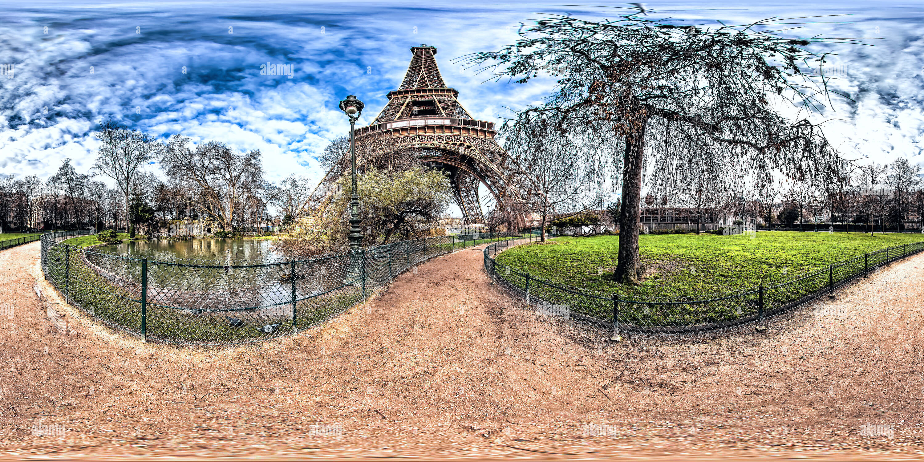 360 Grad Panorama Ansicht von Lagune Enten am Eiffelturm, Champ de Mars Garten