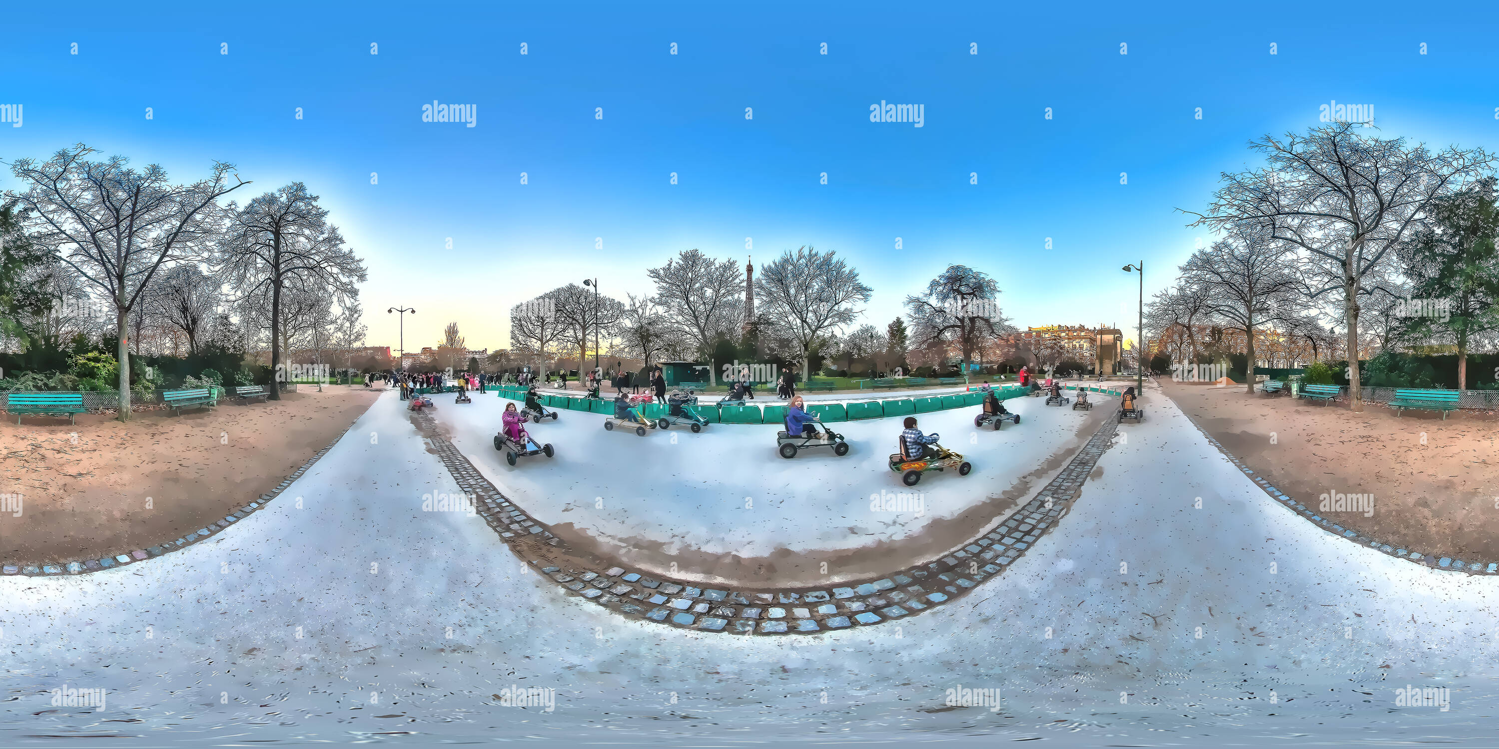 360 Grad Panorama Ansicht von Kids having fun Racing mit tretautos am Champ de Mars Garten