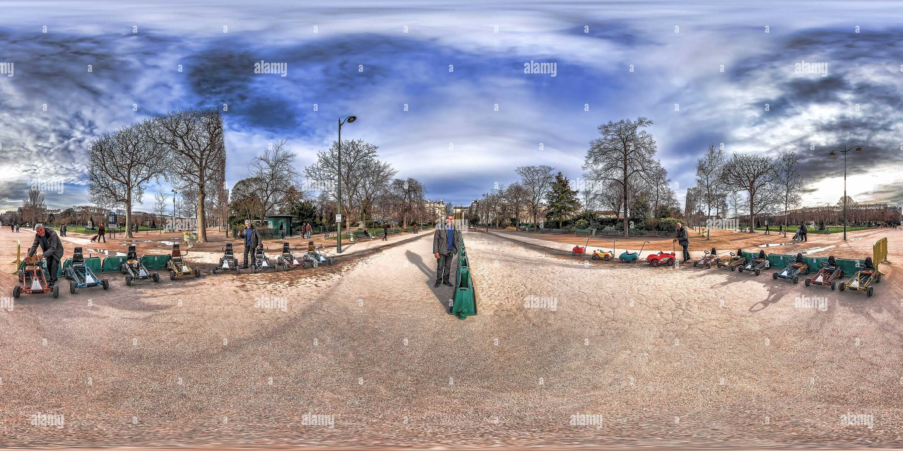 360 Grad Panorama Ansicht von Tretautos Kreislauf am Champ de Mars Garten