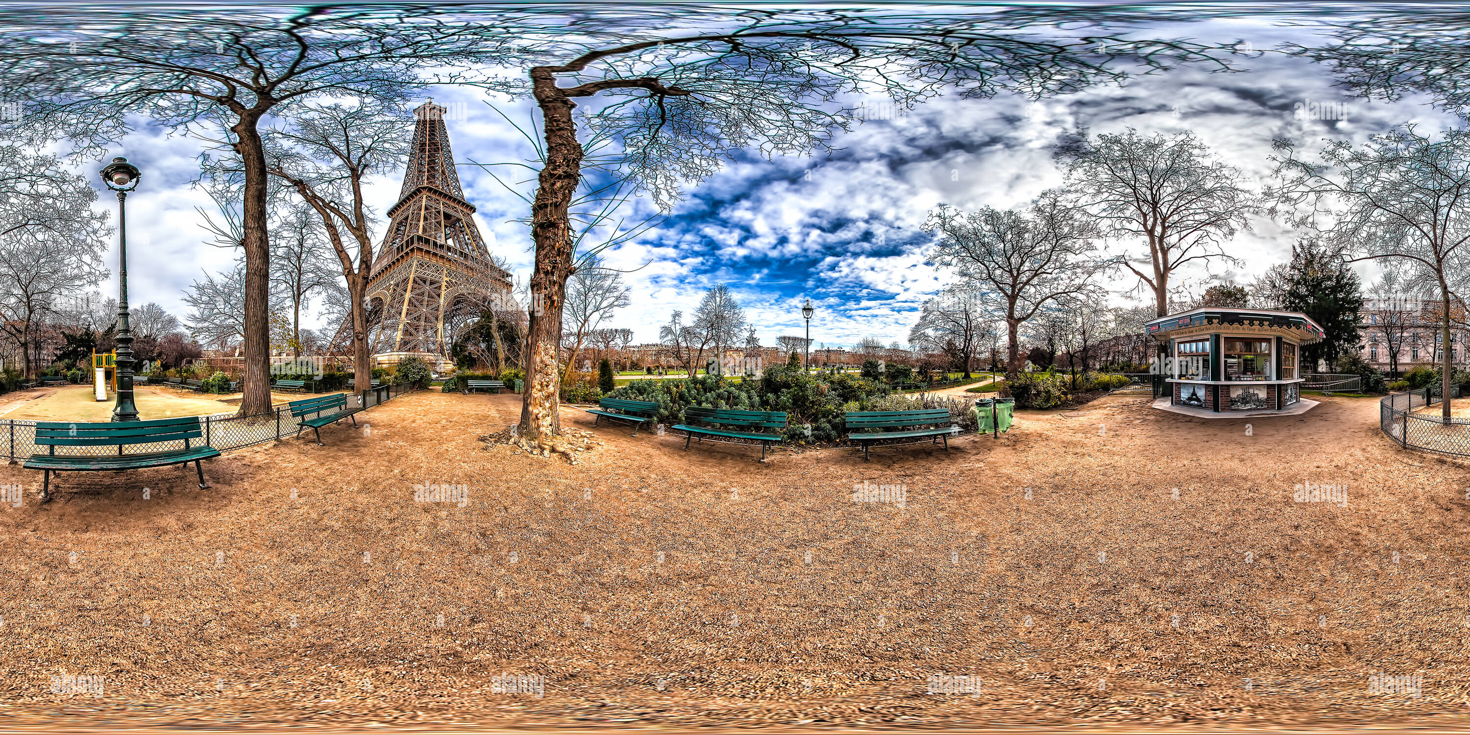 360 Grad Panorama Ansicht von Petit Eiffel Kiosk am Champ de Mars Garten