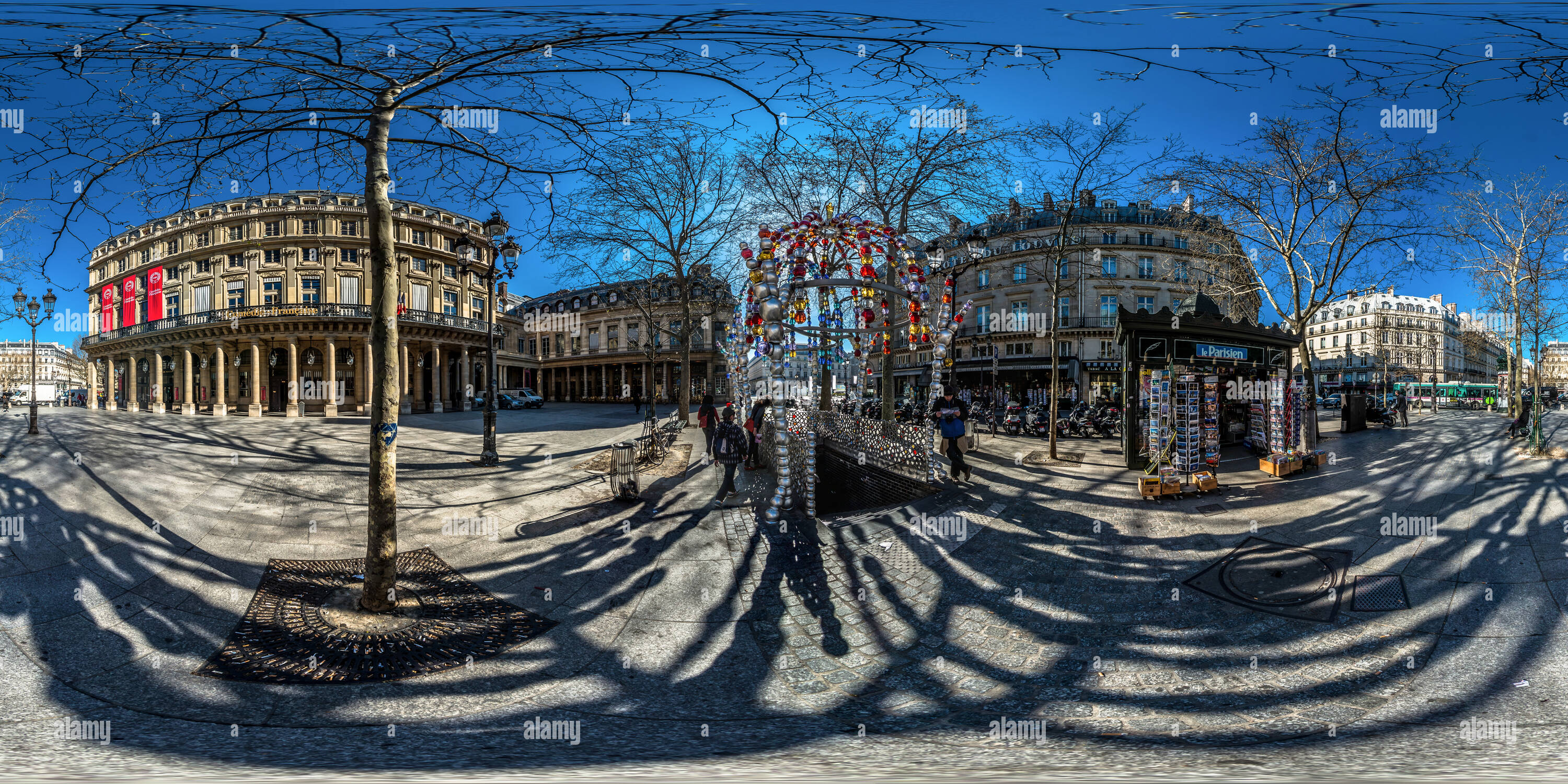 360 Grad Panorama Ansicht von Le Kiosque des Noctambules du Jean-Michel Othoniel (instalee en 2000).