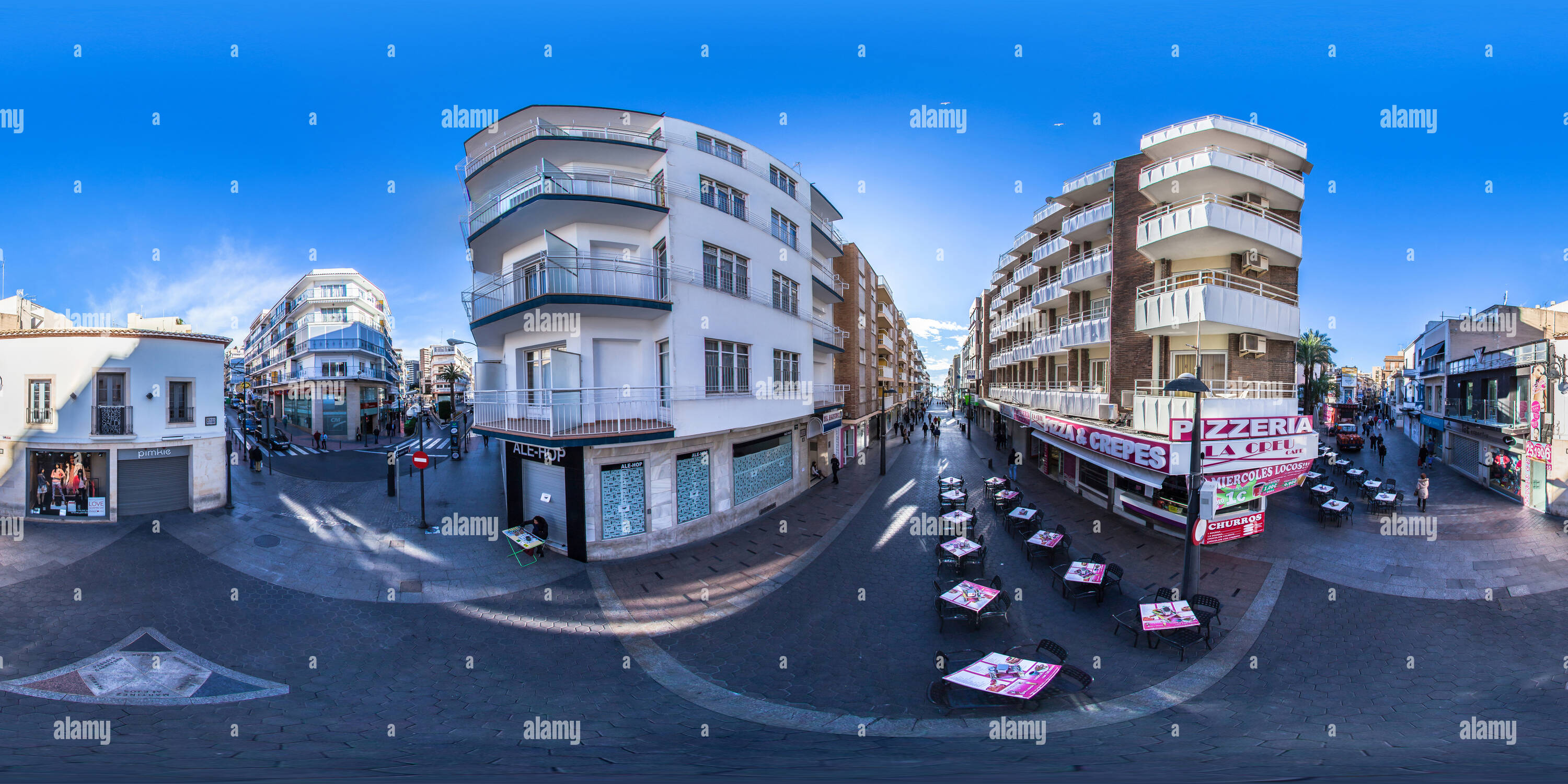 360 Grad Panorama Ansicht von Der Plaza de la Creu Square in Benidorm - Avenida Martínez Alejos mit der Avenida Emilio Ortuño und Avenida de Stadtteil Ruzafa