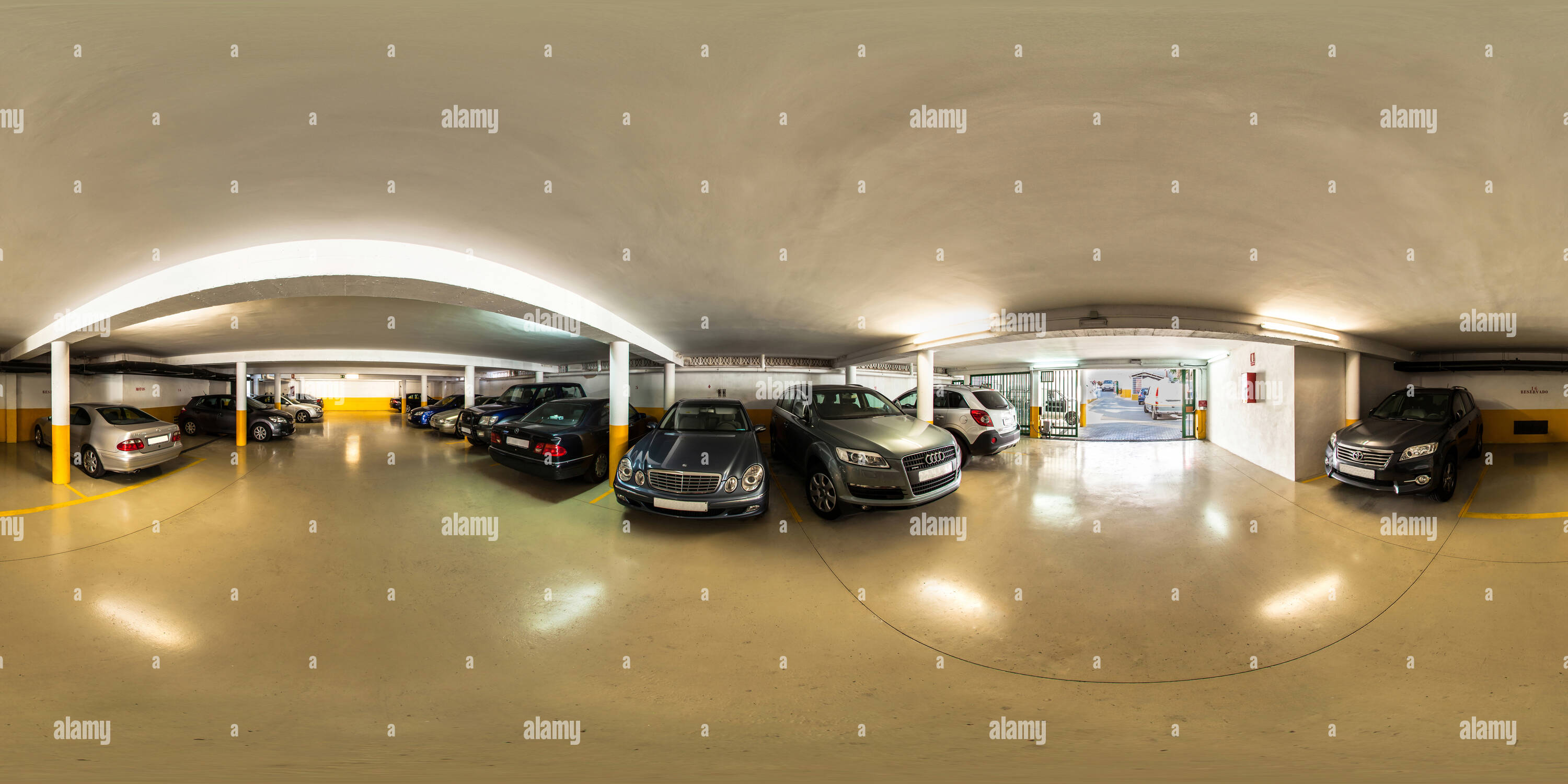 360 Grad Panorama Ansicht von Parkplatz - Hotel Belroy - Vier Sterne - in der Nähe vom Strand in Benidorm.