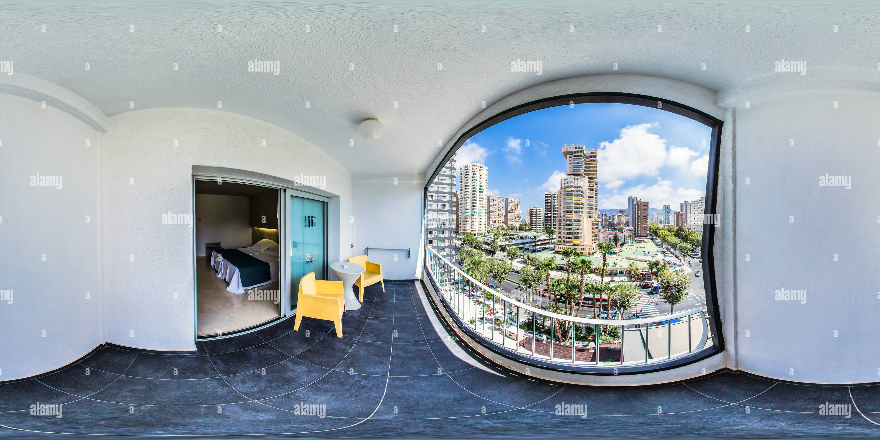 360 Grad Panorama Ansicht von Schlafzimmer mit Doppelbett und Terrasse - Hotel Belroy - Vier Sterne - in der Nähe vom Strand in Benidorm.