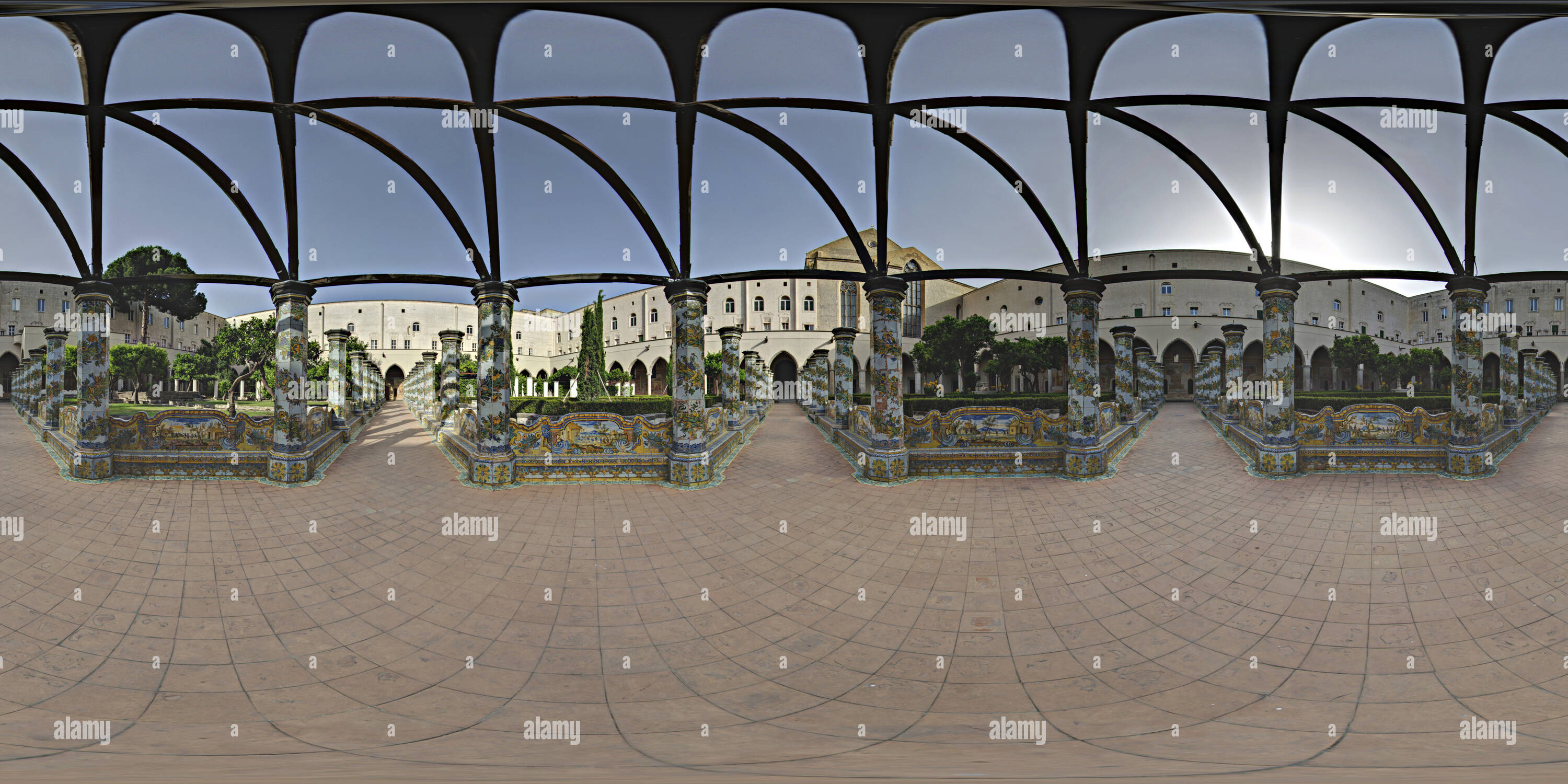 360 Grad Panorama Ansicht von Santa Chiara Majolica-Tiled Kreuzgang