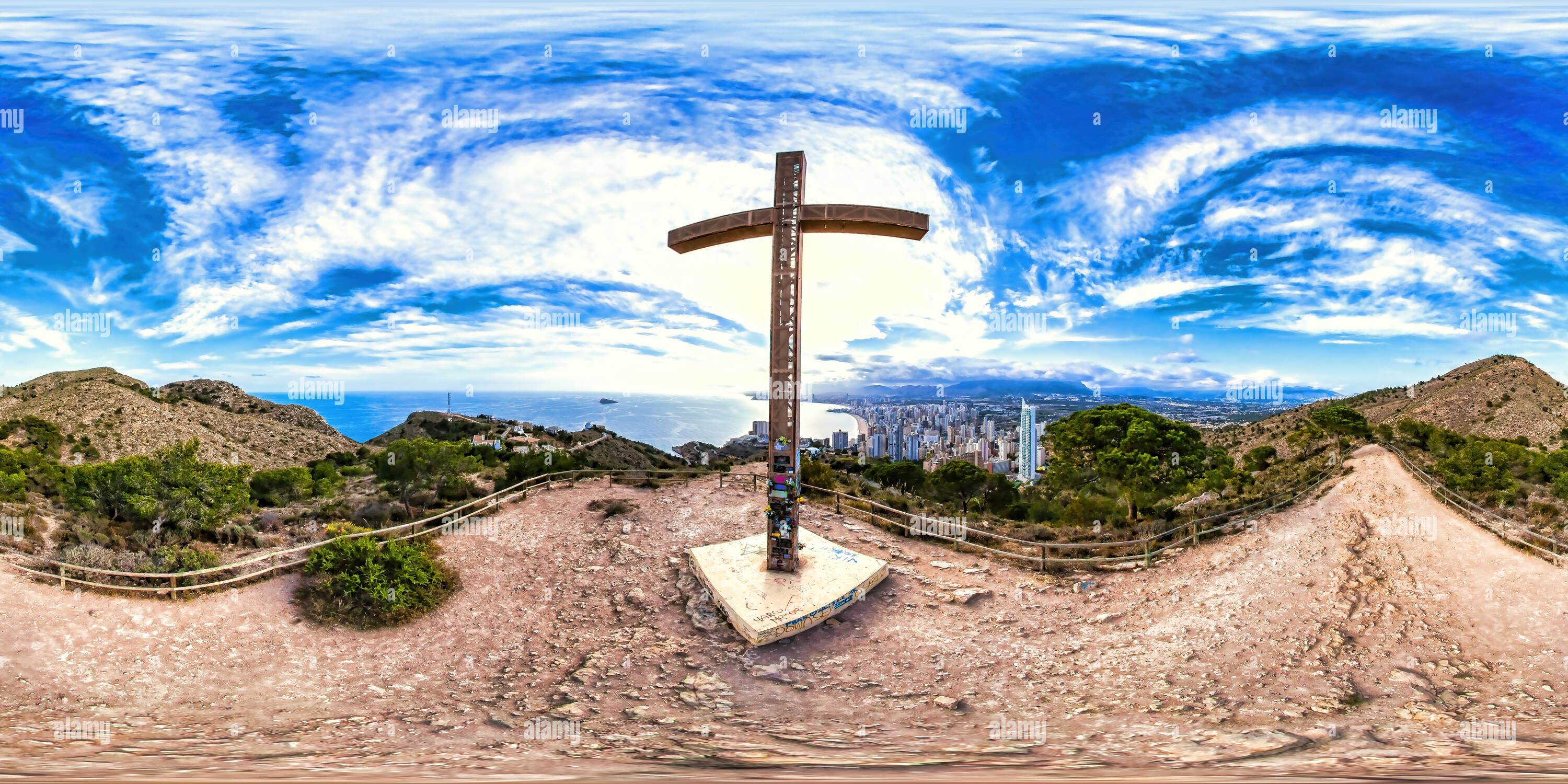 360 Grad Panorama Ansicht von Das Kreuz Denkmal in Benidorm, Costa Blanca - Naturpark Sierra Helada.