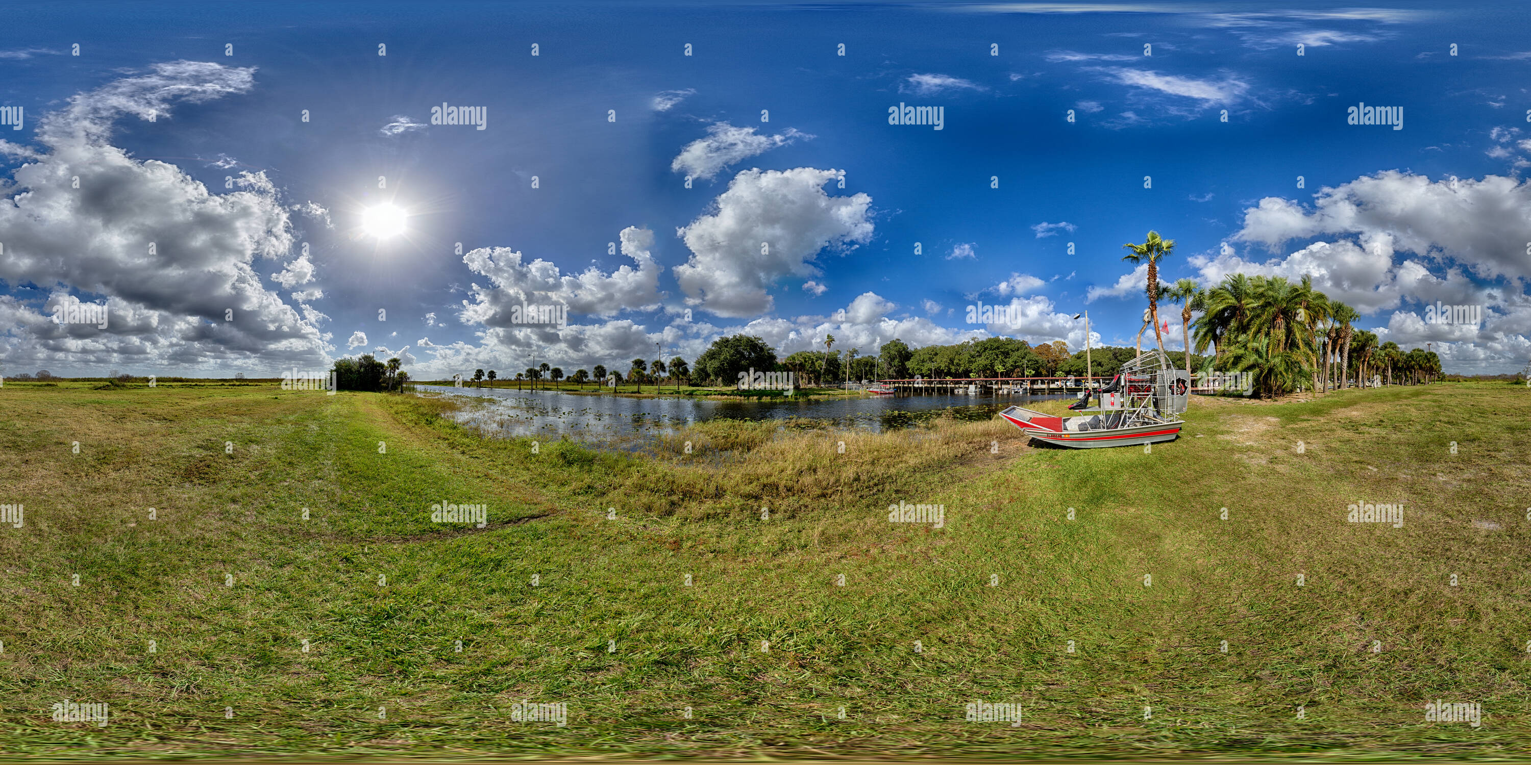 360 Grad Panorama Ansicht von Airboat im East Lake Fish Camp am Lake Toho, Kissimmee, FL