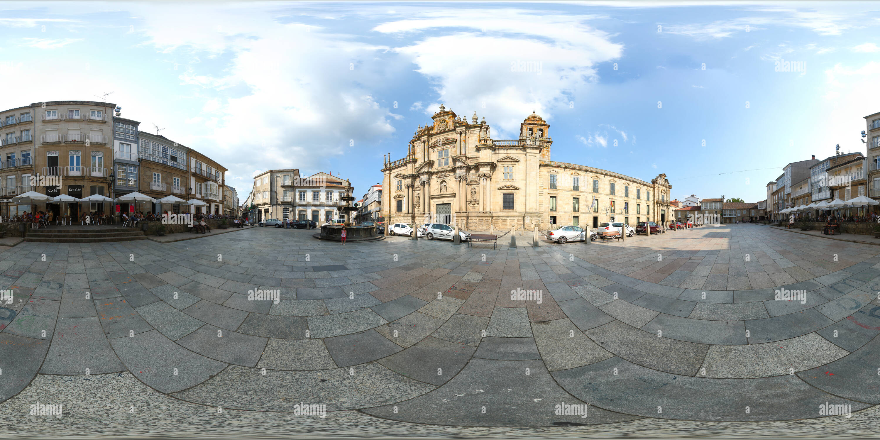 360 Grad Panorama Ansicht von Celanova - praza Maior (Hauptplatz), Ourense, Galizien, Spanien