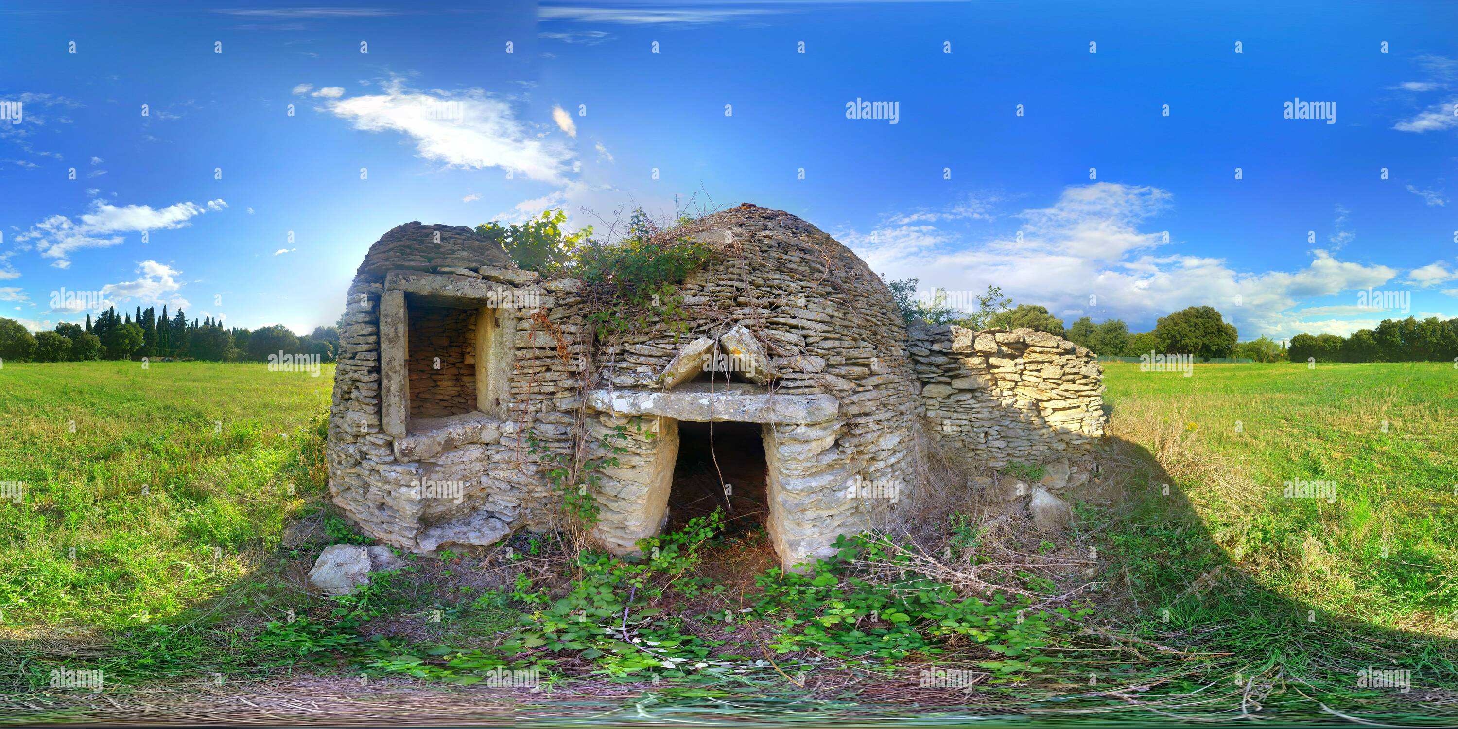 360 Grad Panorama Ansicht von Ein trocken-Hütte aus Stein mit einer gut