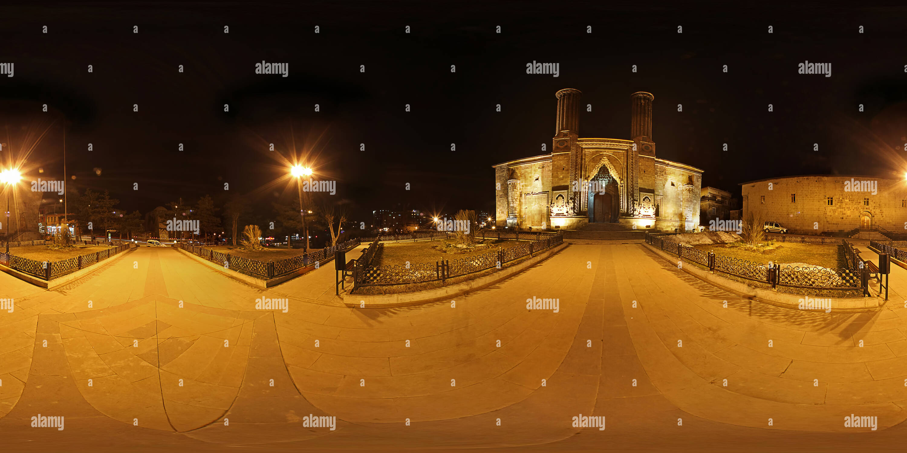 360 Grad Panorama Ansicht von Cifte Minareli Medrese - Gece