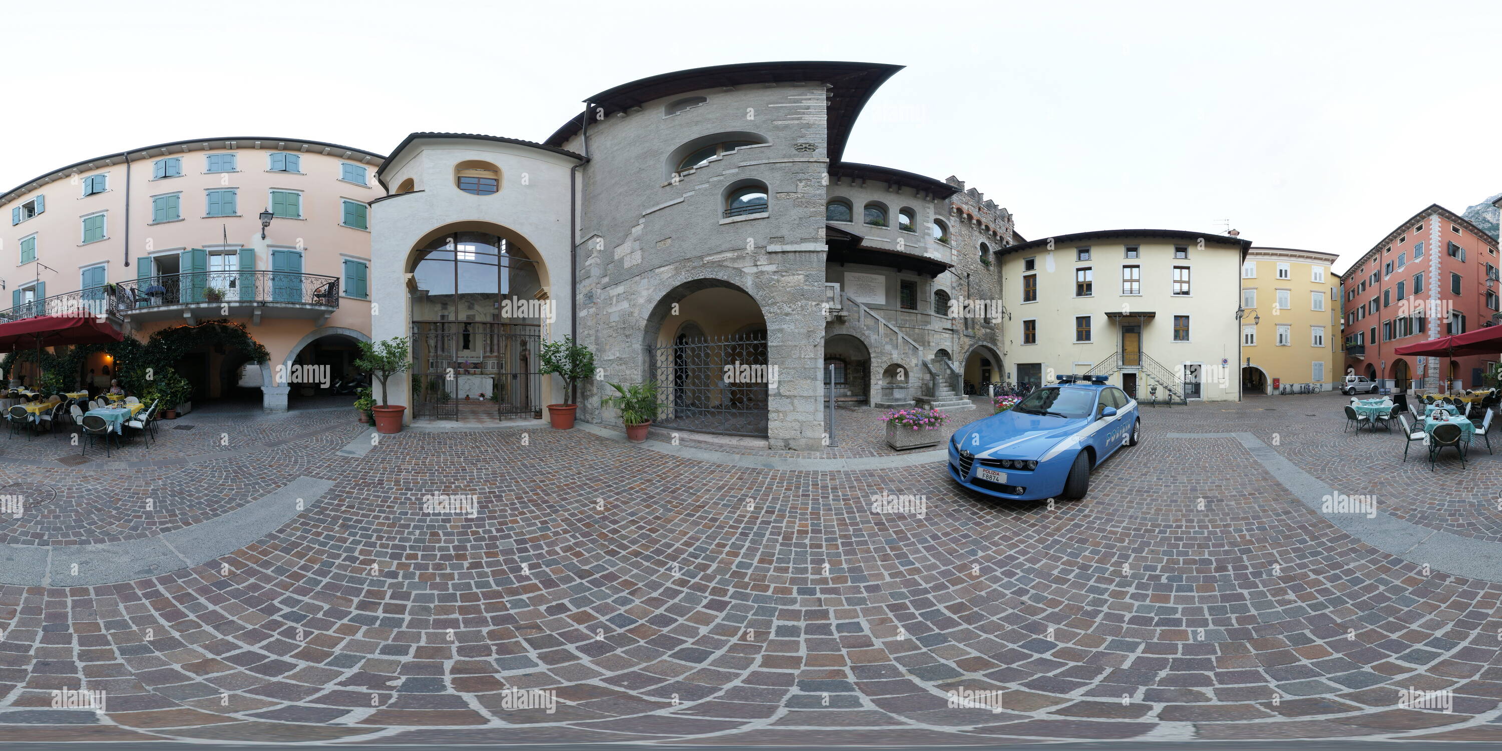 Alfa romeo polizia -Fotos und -Bildmaterial in hoher Auflösung – Alamy