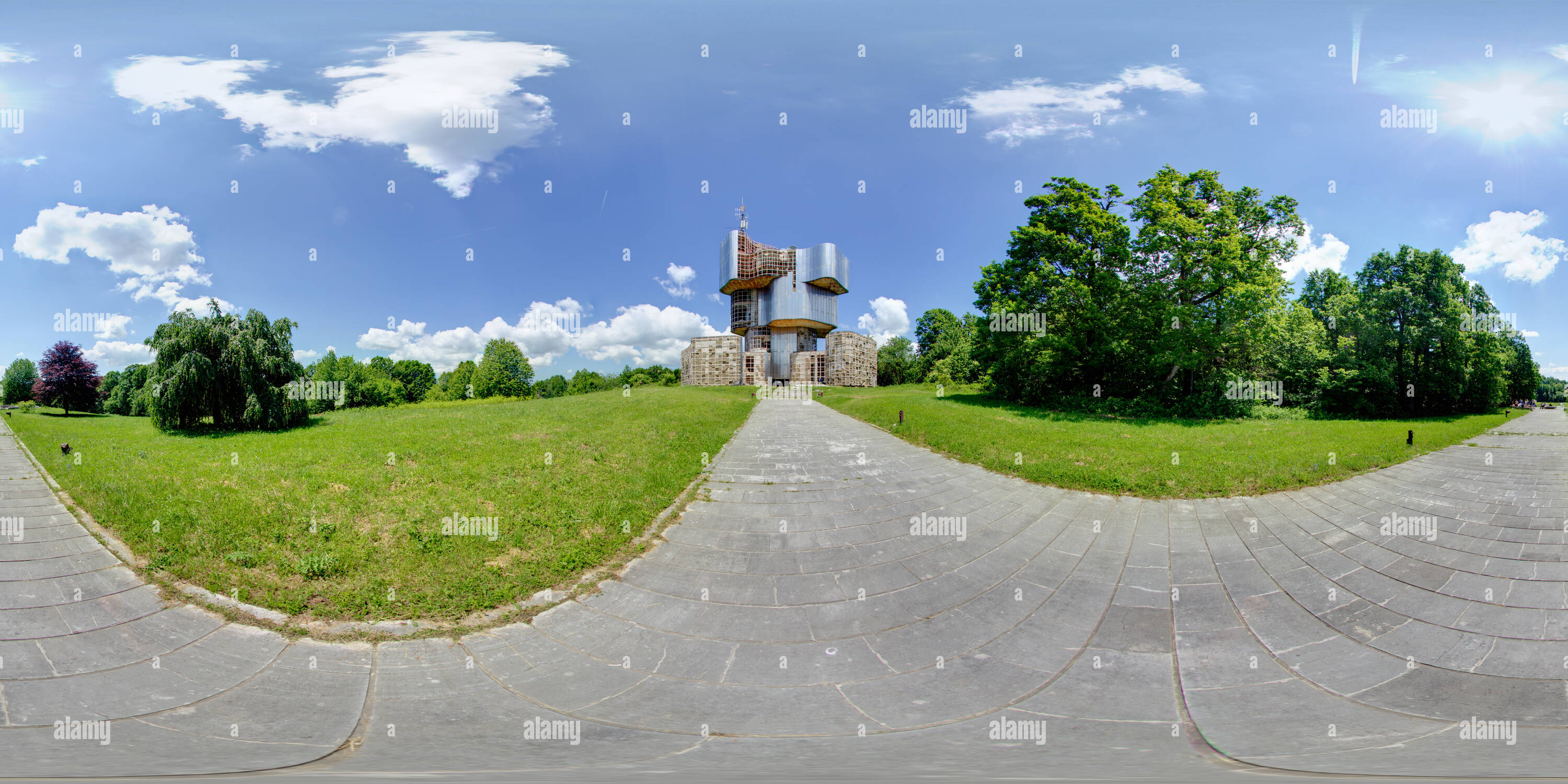 360 Grad Panorama Ansicht von Zerstörte Denkmal des Zweiten Weltkrieges Partisanen Widerstand an der Petrova Gora