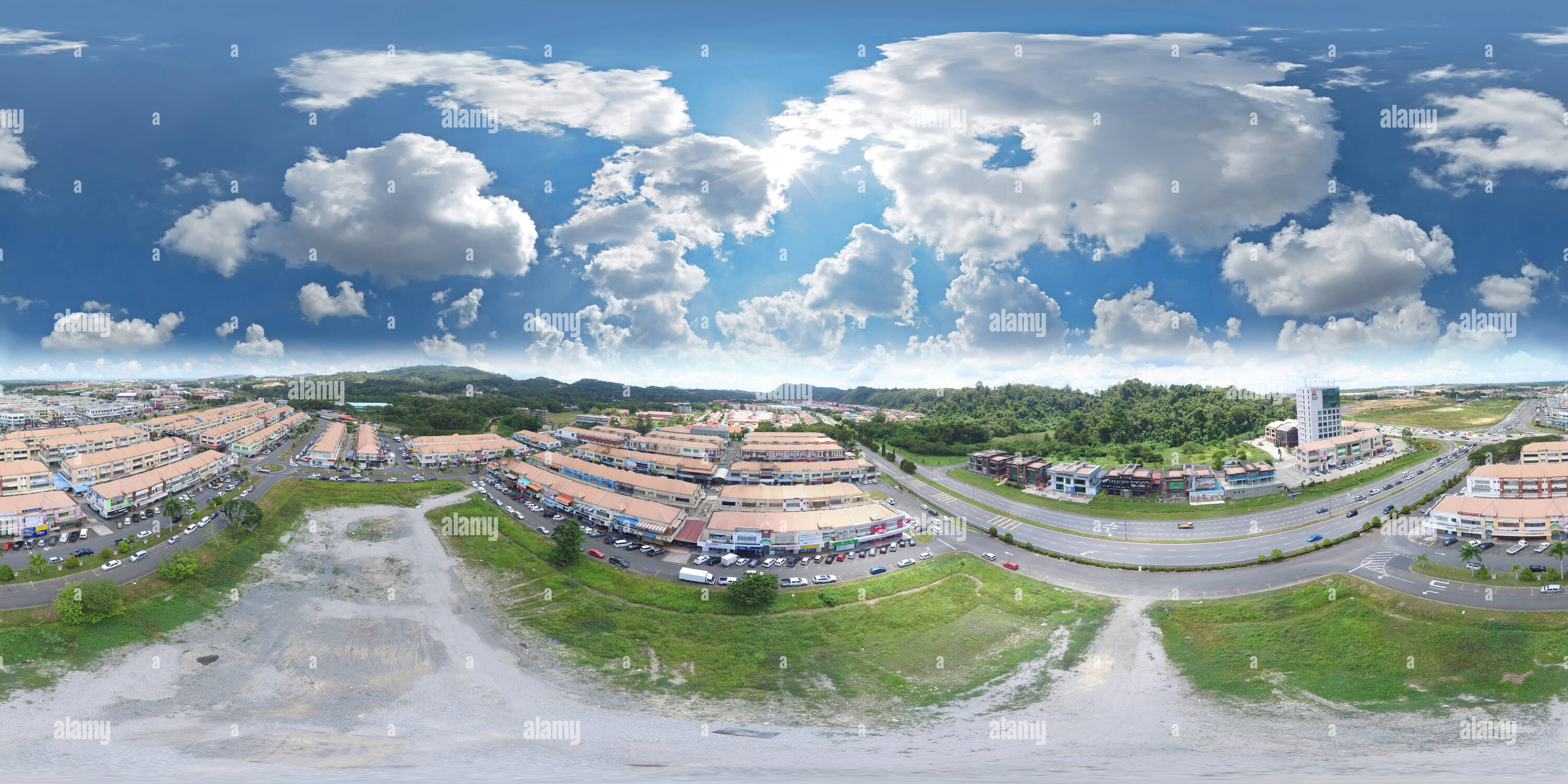 360 Grad Panorama Ansicht von Luftaufnahme von Bandar Indah Jaya an der Meile 4, Sandakan, Sabah, Malaysia.