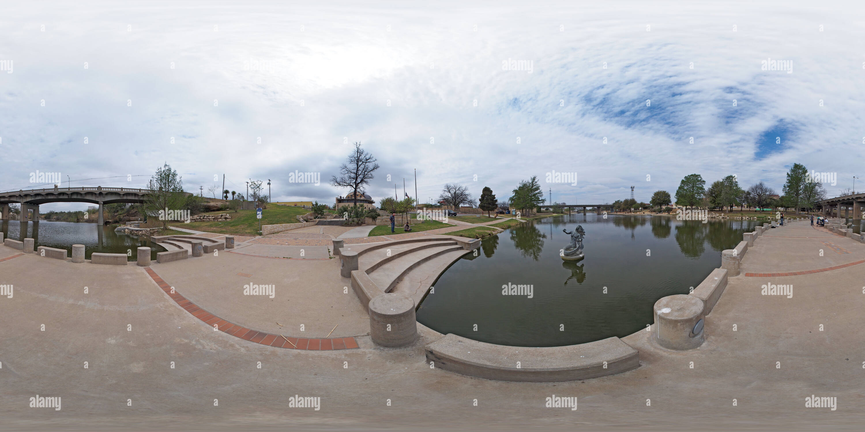 360 Grad Panorama Ansicht von Die Concho River in der Nähe von Downtown San Angelo