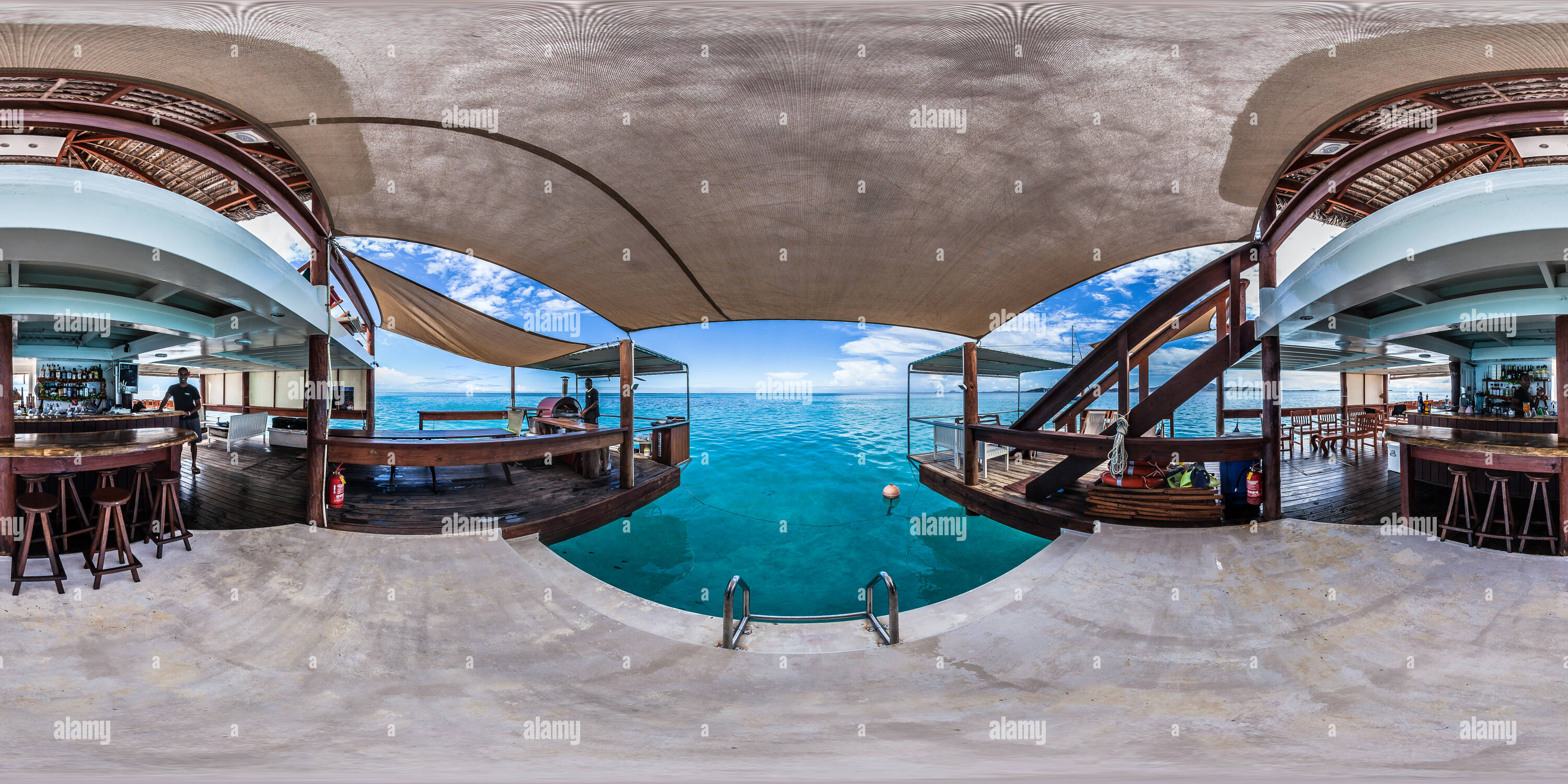 360 Grad Panorama Ansicht von Ein Cocktail mit einer Pizza zum Mitnehmen und Entspannen - Floating Paradise - Wolke 9 - Malolo Barrier Reef - Fidschi Inseln