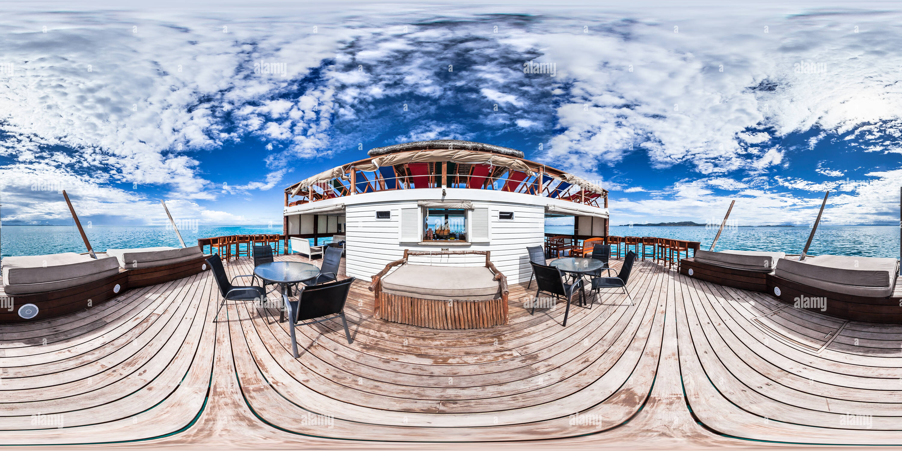 360 Grad Panorama Ansicht von Chillen und Entspannen - Floating Paradise - Wolke 9 - Malolo Barrier Reef - Fidschi Inseln