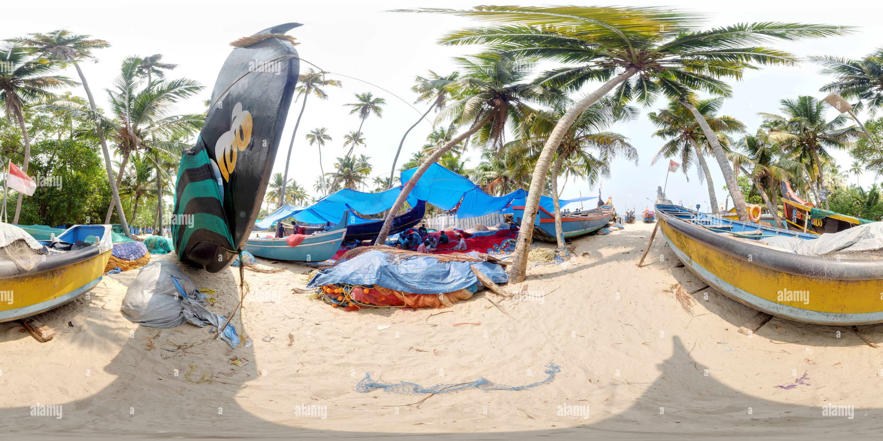 360 Grad Panorama Ansicht von Fischernetz Wartung auf die Kerala Küste