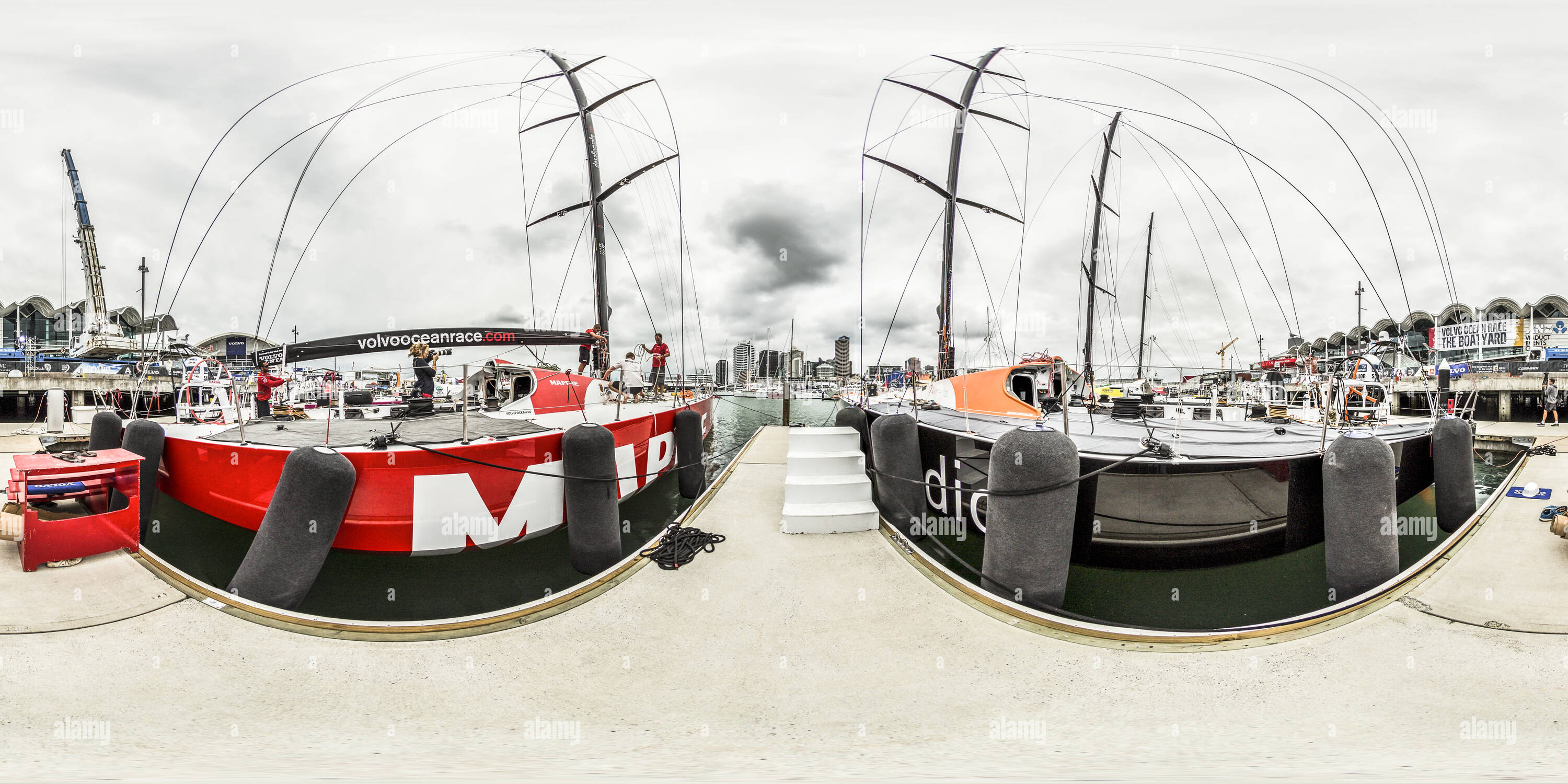 360 Grad Panorama Ansicht von MAPFRE und Team Alvimedica-VO 65 Rigging am Liegeplatz Pontons - Volvo Ocean Race 2015 Auckland Zwischenstopp - Neuseeland