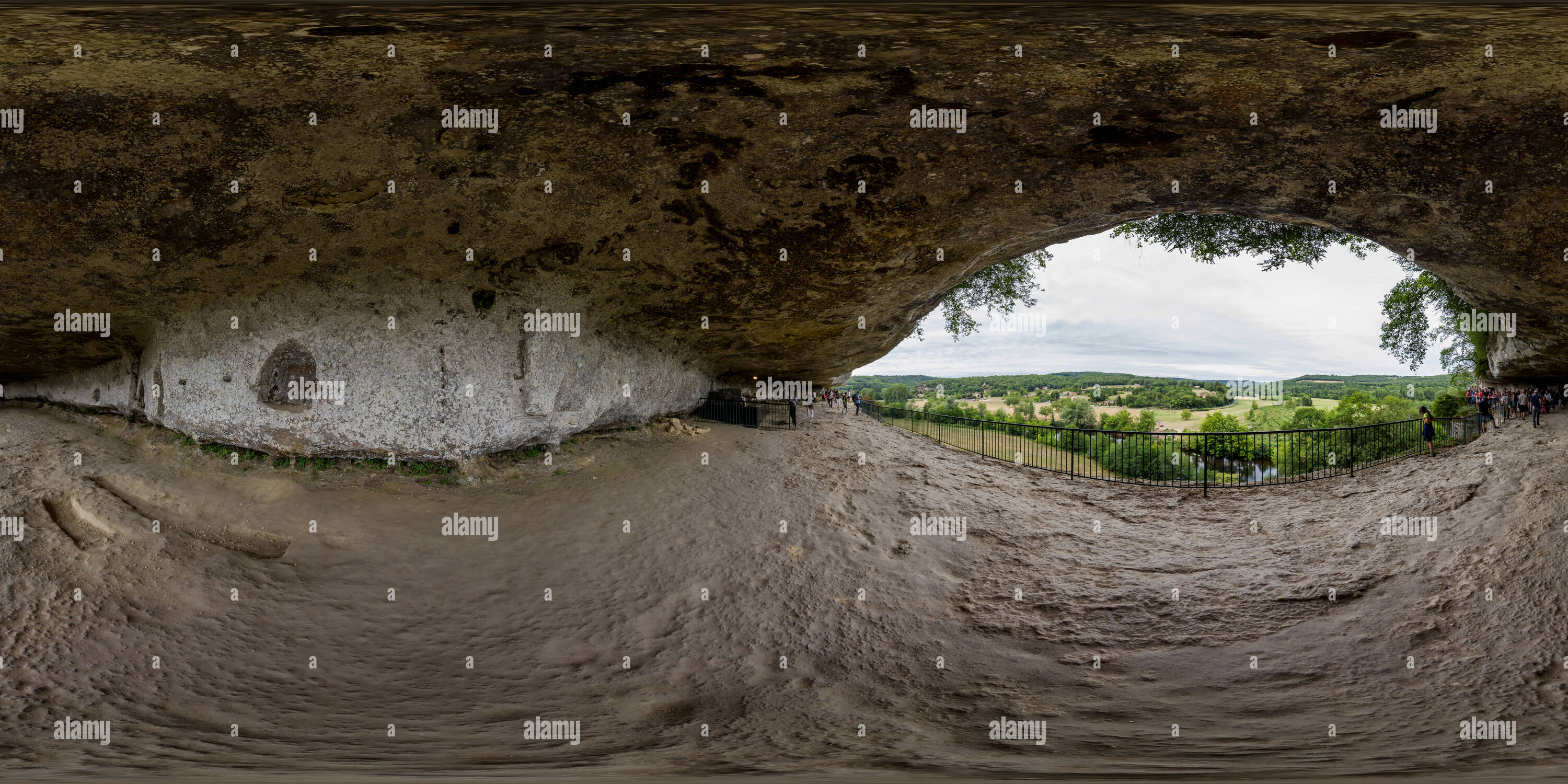 360 °-Ansicht auf Im Inneren des Roque Saint Christophe Tierheim in ...