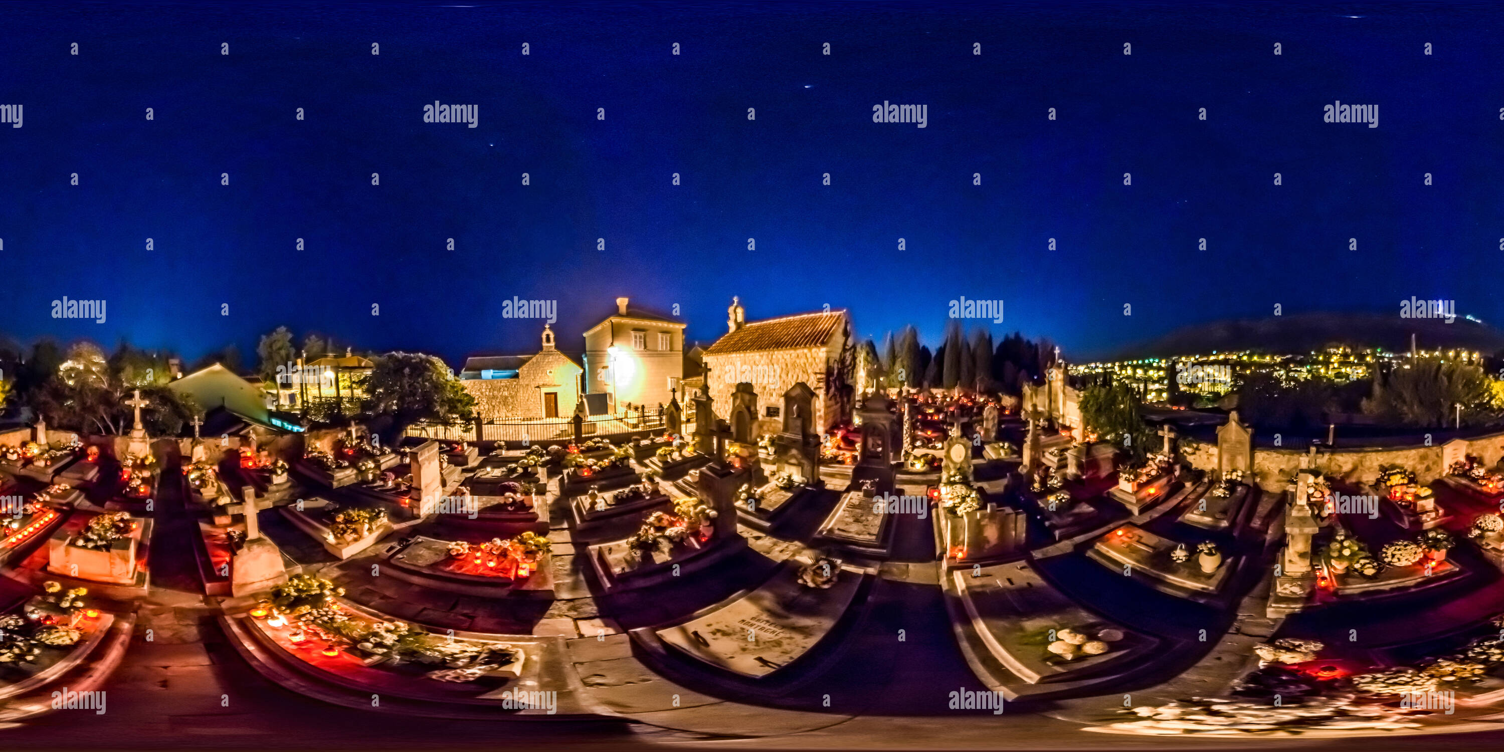 360 Grad Panorama Ansicht von Zwischen den drei Kirchen auf dem Friedhof Boninovo, Dubrovnik, 2015.