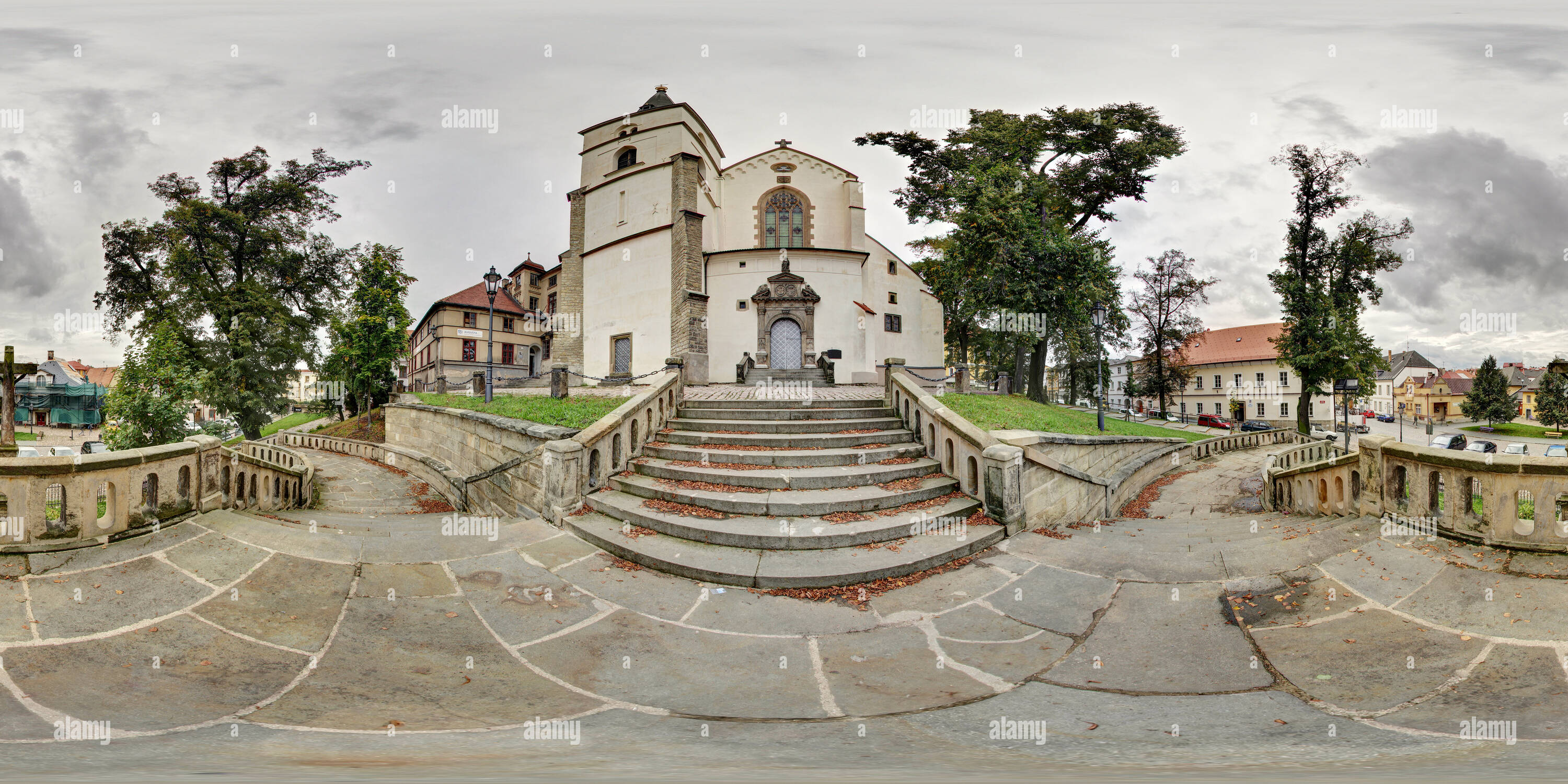 360 Grad Panorama Ansicht von Litomysl, Kirche der Erhöhung des Heiligen Kreuzes und Pfarrhaus