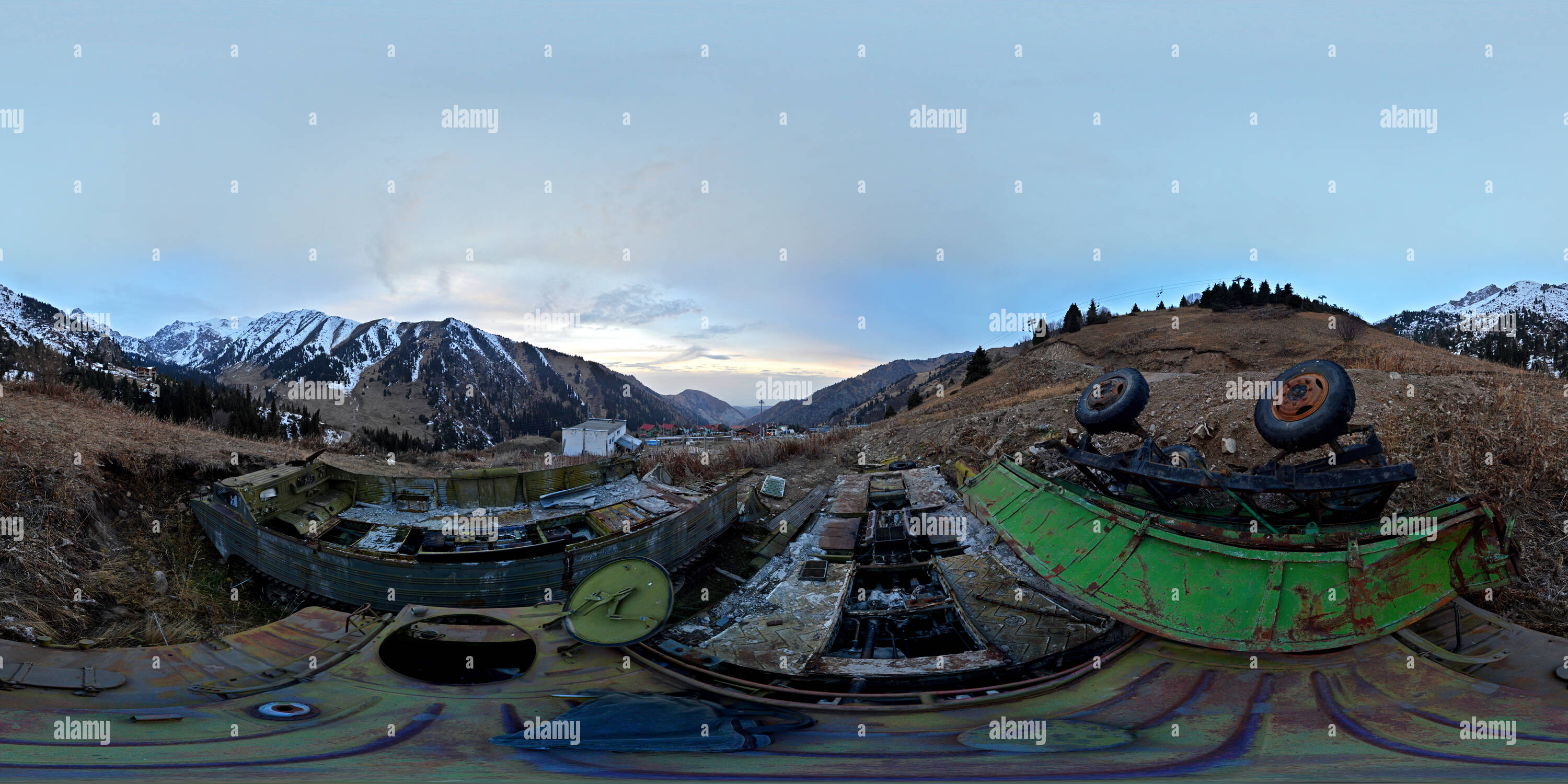 360 Grad Panorama Ansicht von Alte Schnee Fahrzeuge links in der Nähe von Medeu, Kasachstan